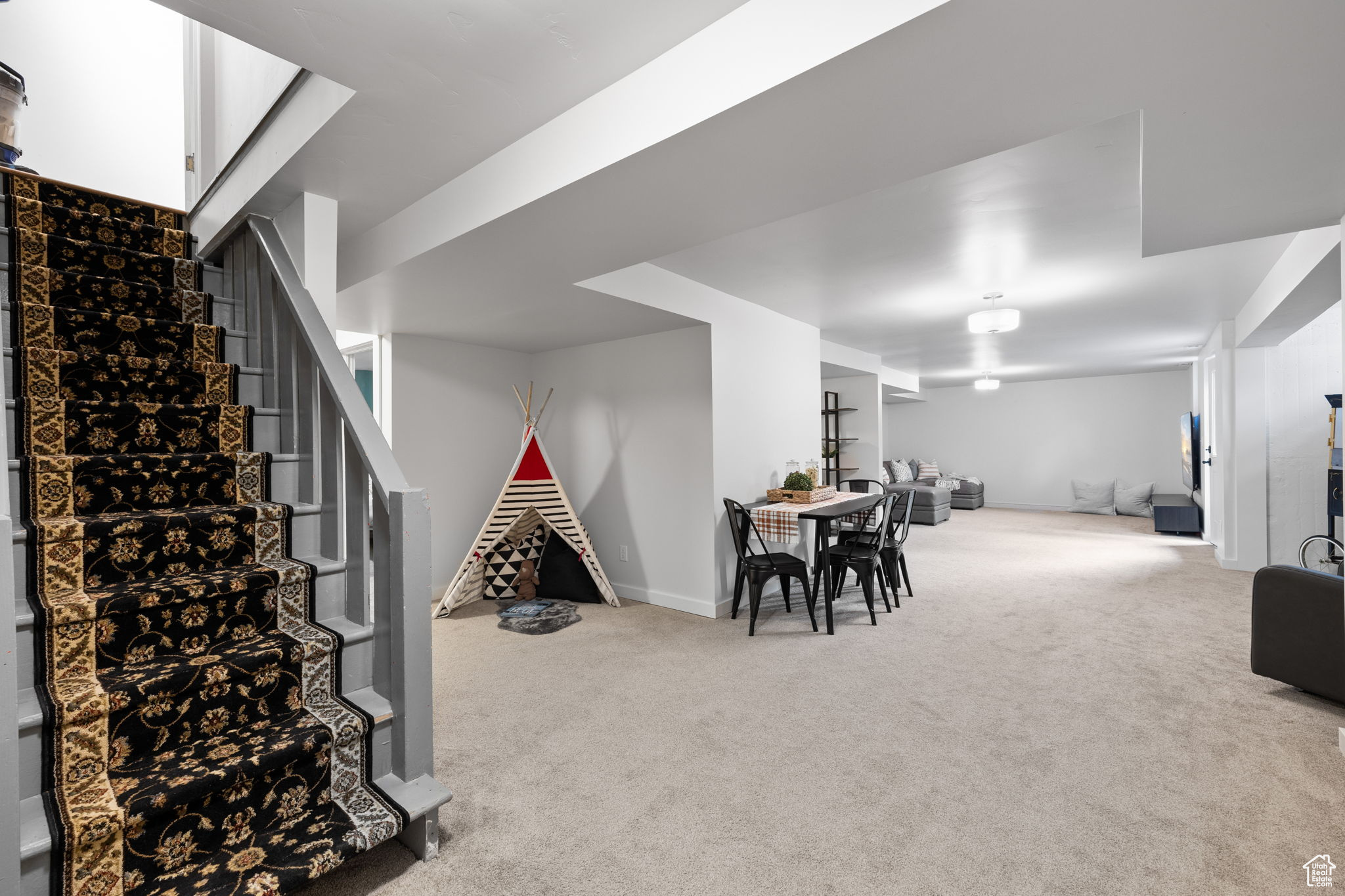 1377 E BUTLER AVE