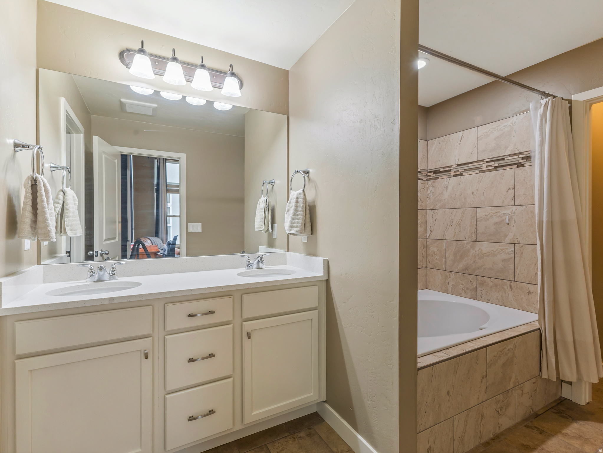 4586 W VERMILLION DR