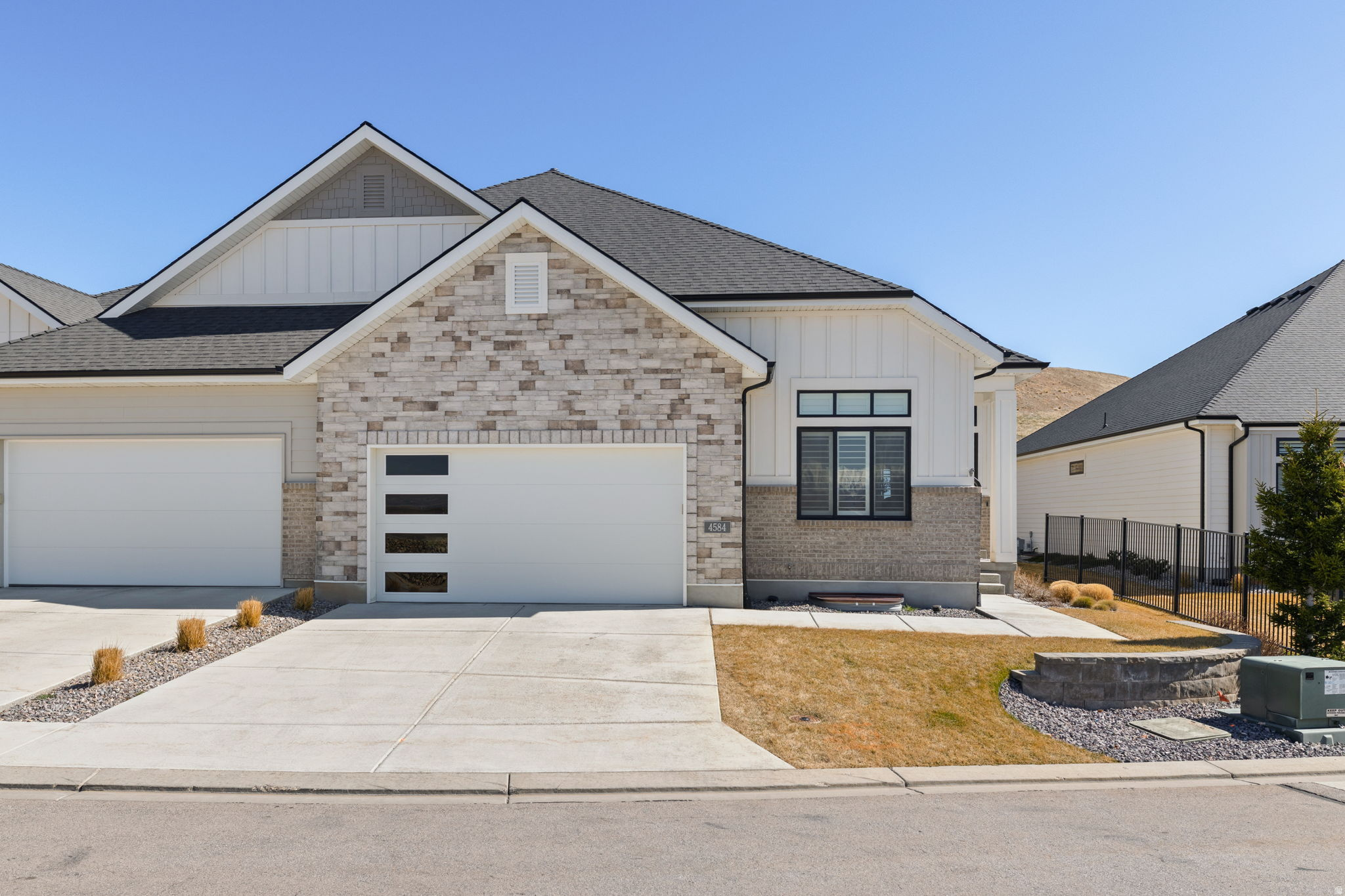 4584 N LA RINGHIERA DR