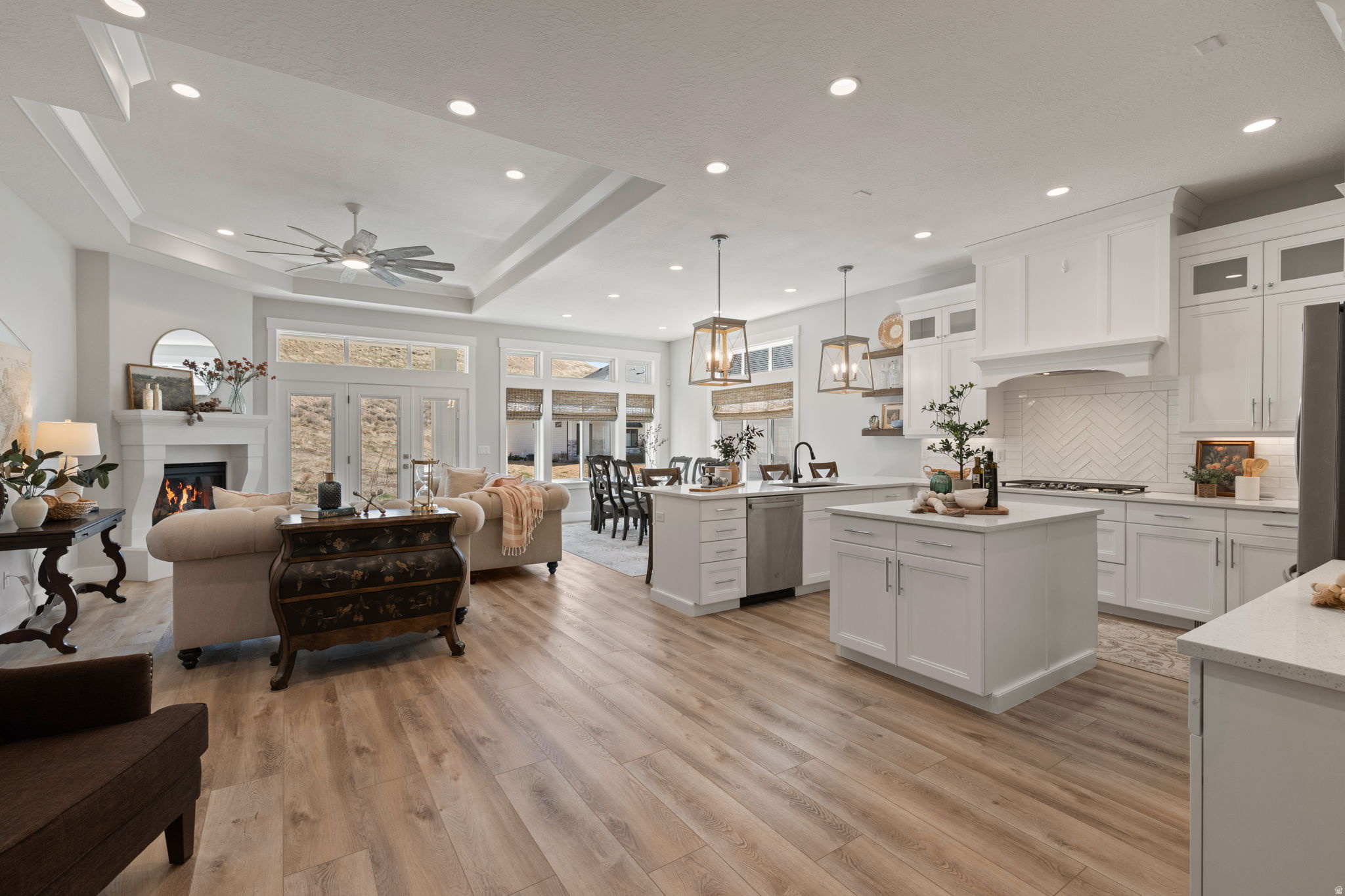 4584 N LA RINGHIERA DR