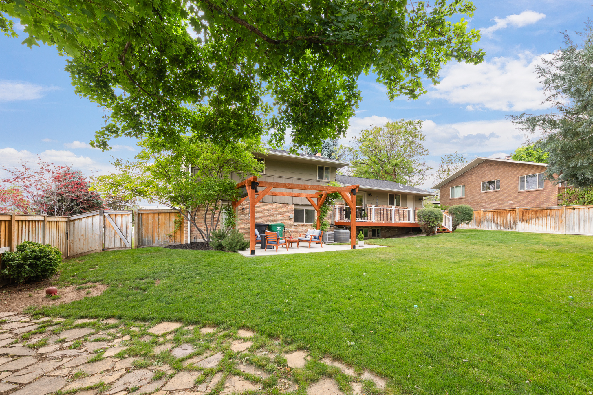 3320 N CHEROKEE LN