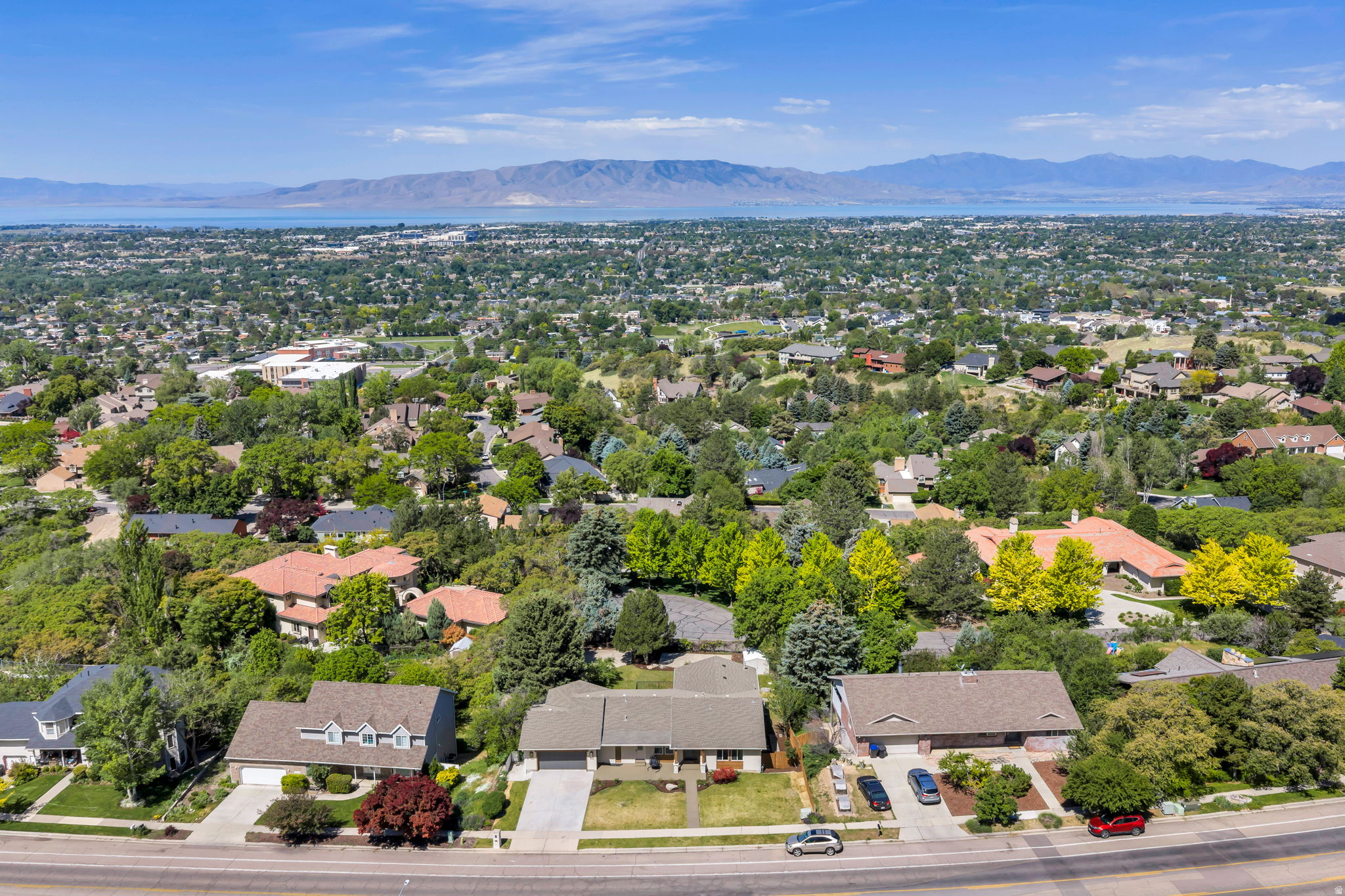 3813 N FOOTHILL DR