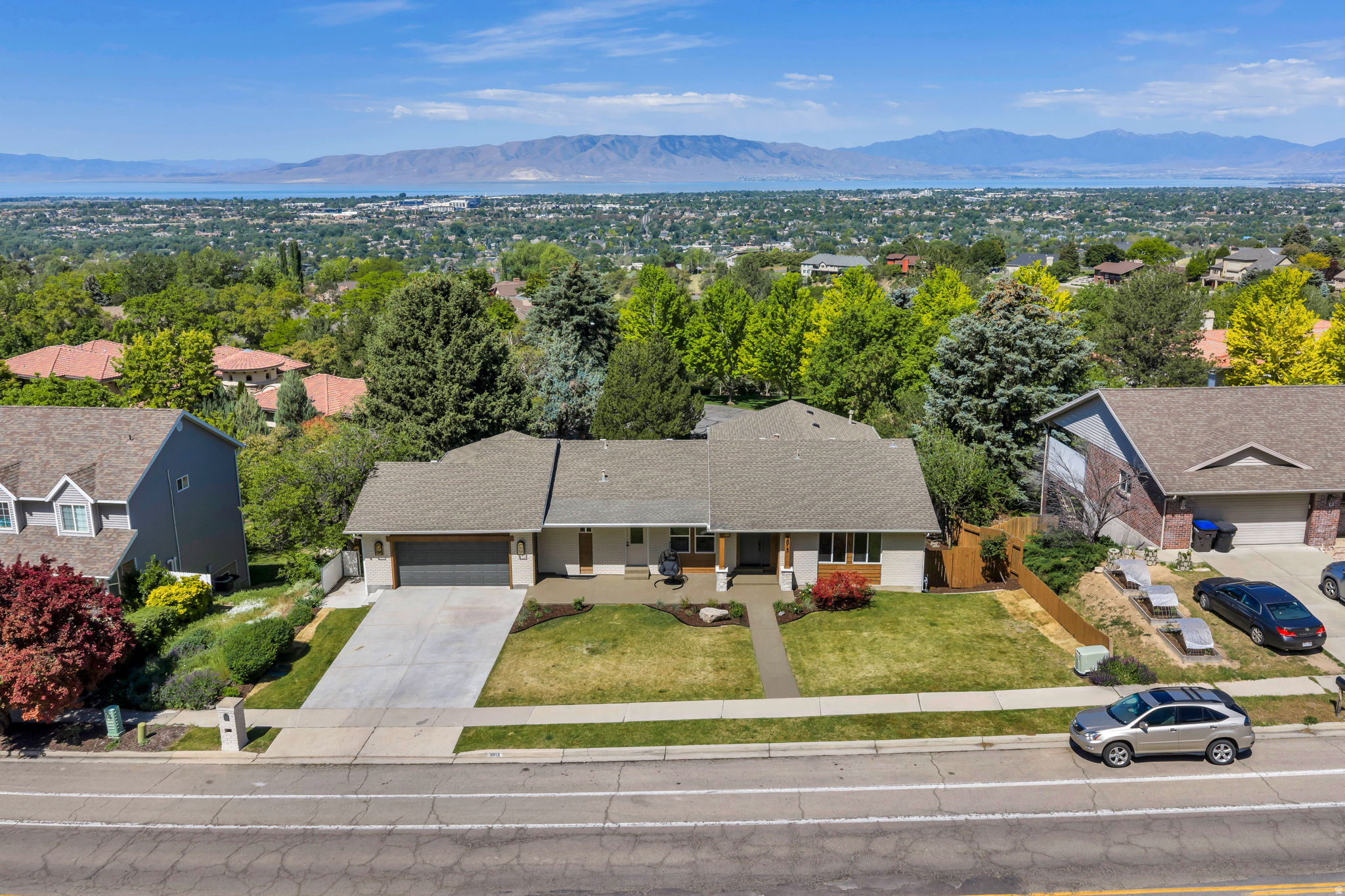 3813 N FOOTHILL DR