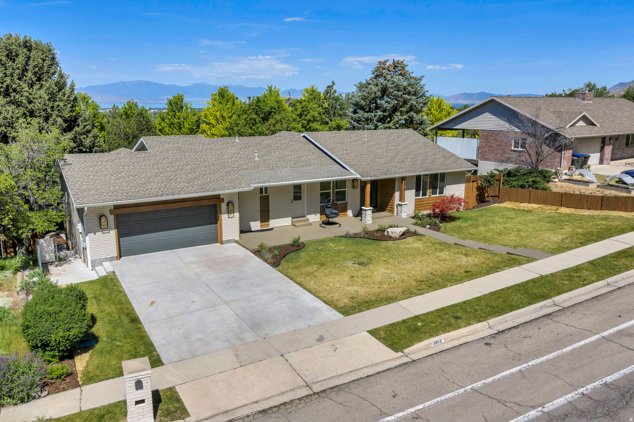 3813 N FOOTHILL DR