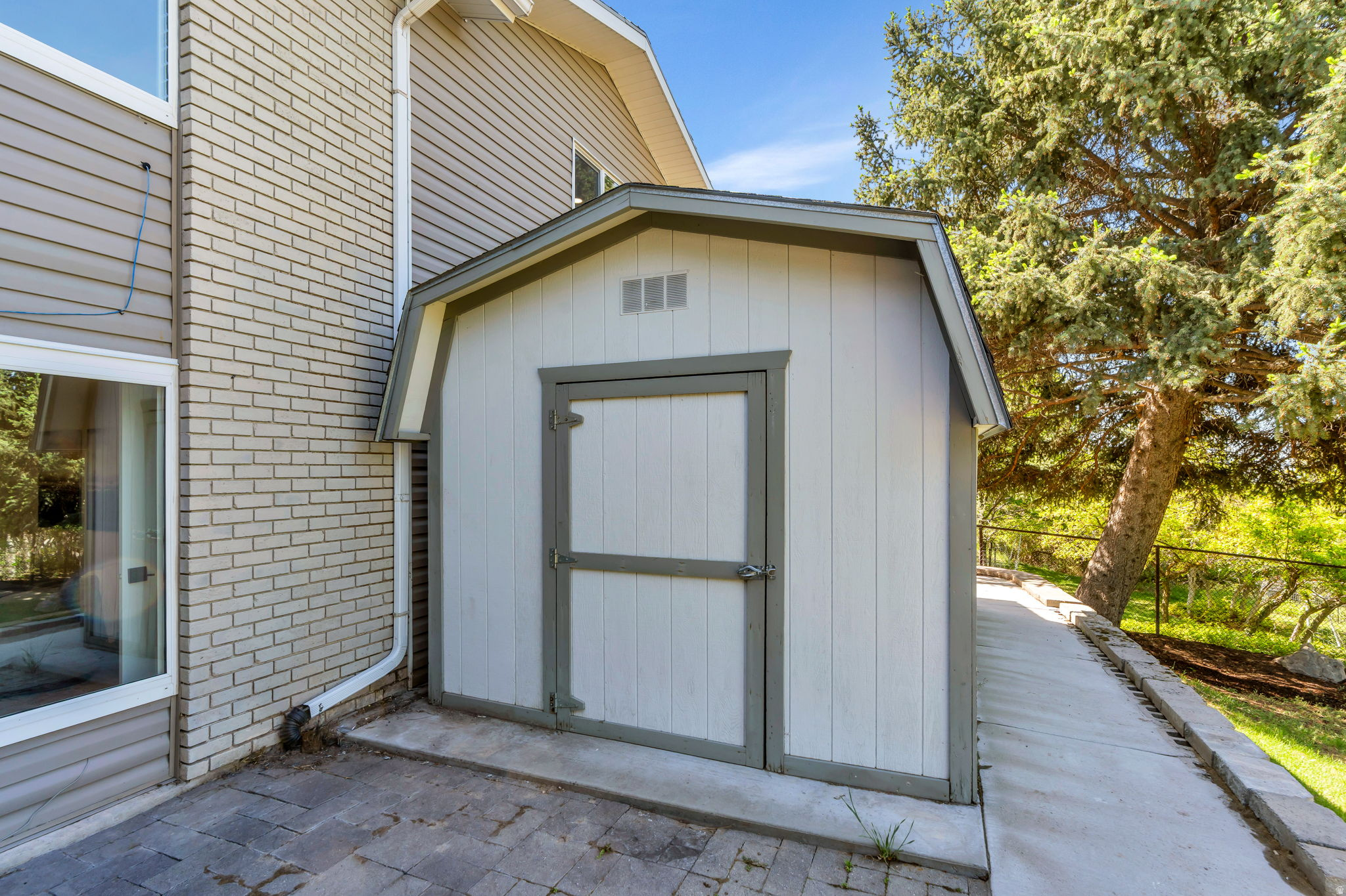 3813 N FOOTHILL DR
