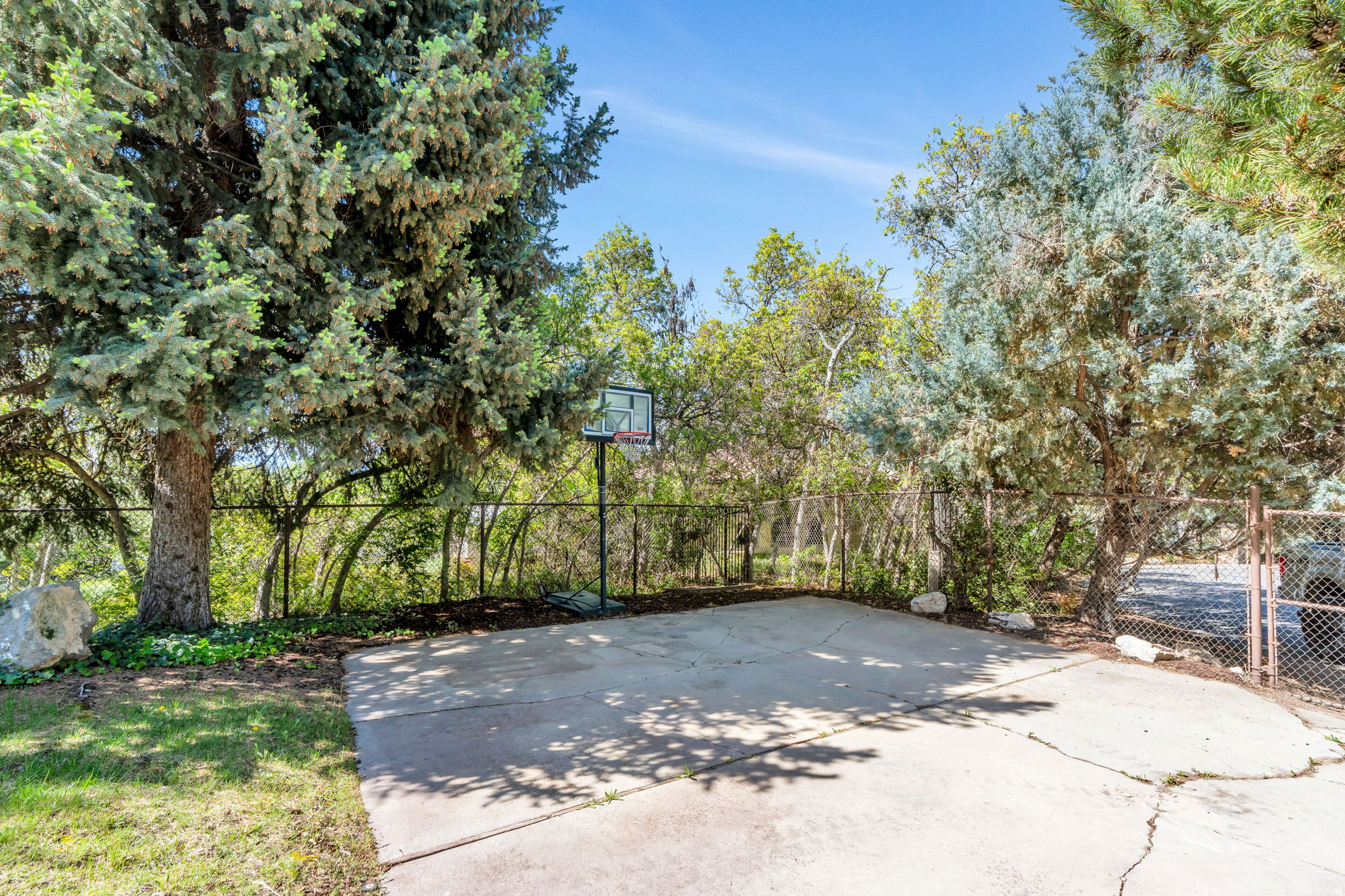 3813 N FOOTHILL DR