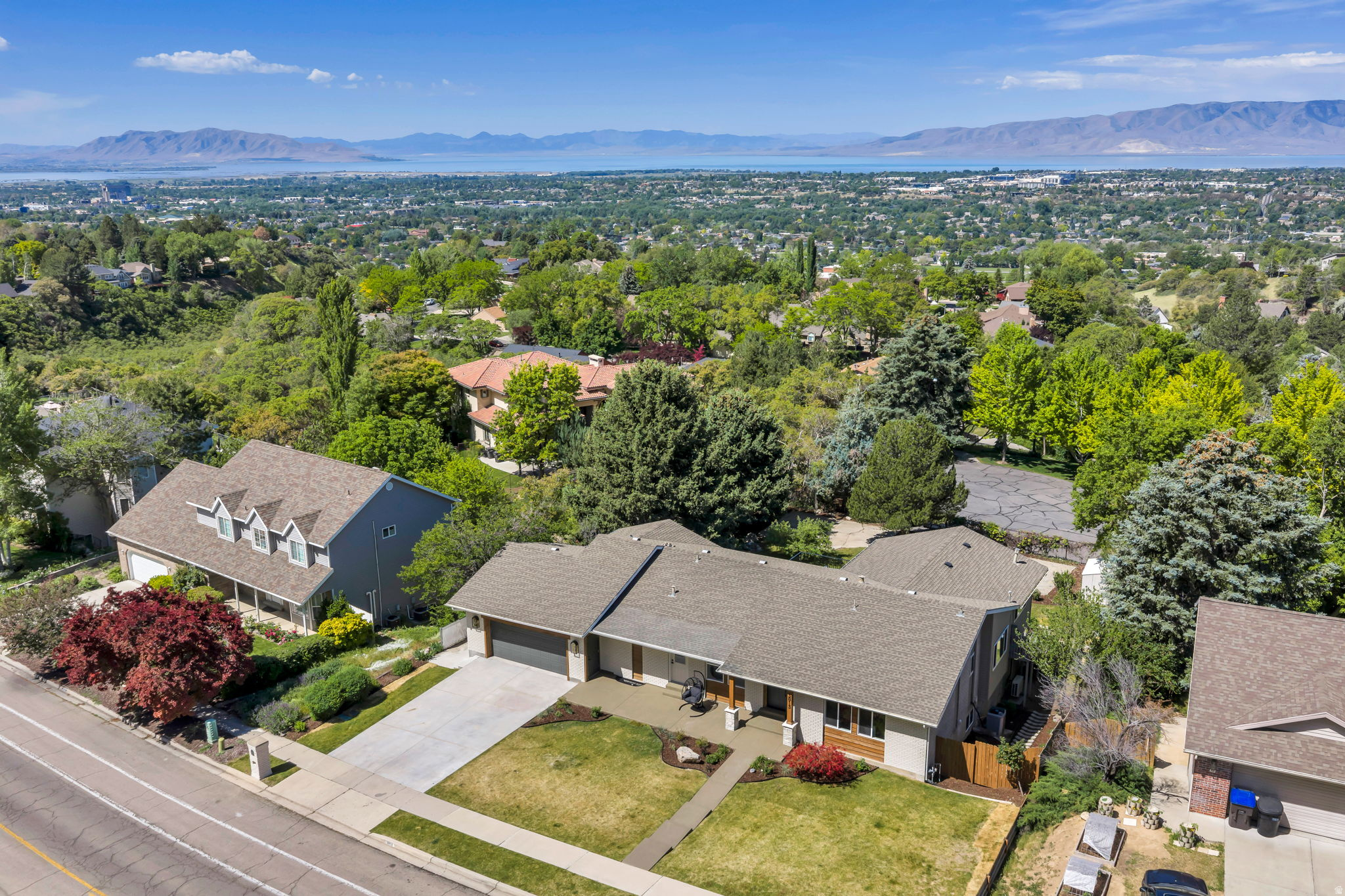 3813 N FOOTHILL DR