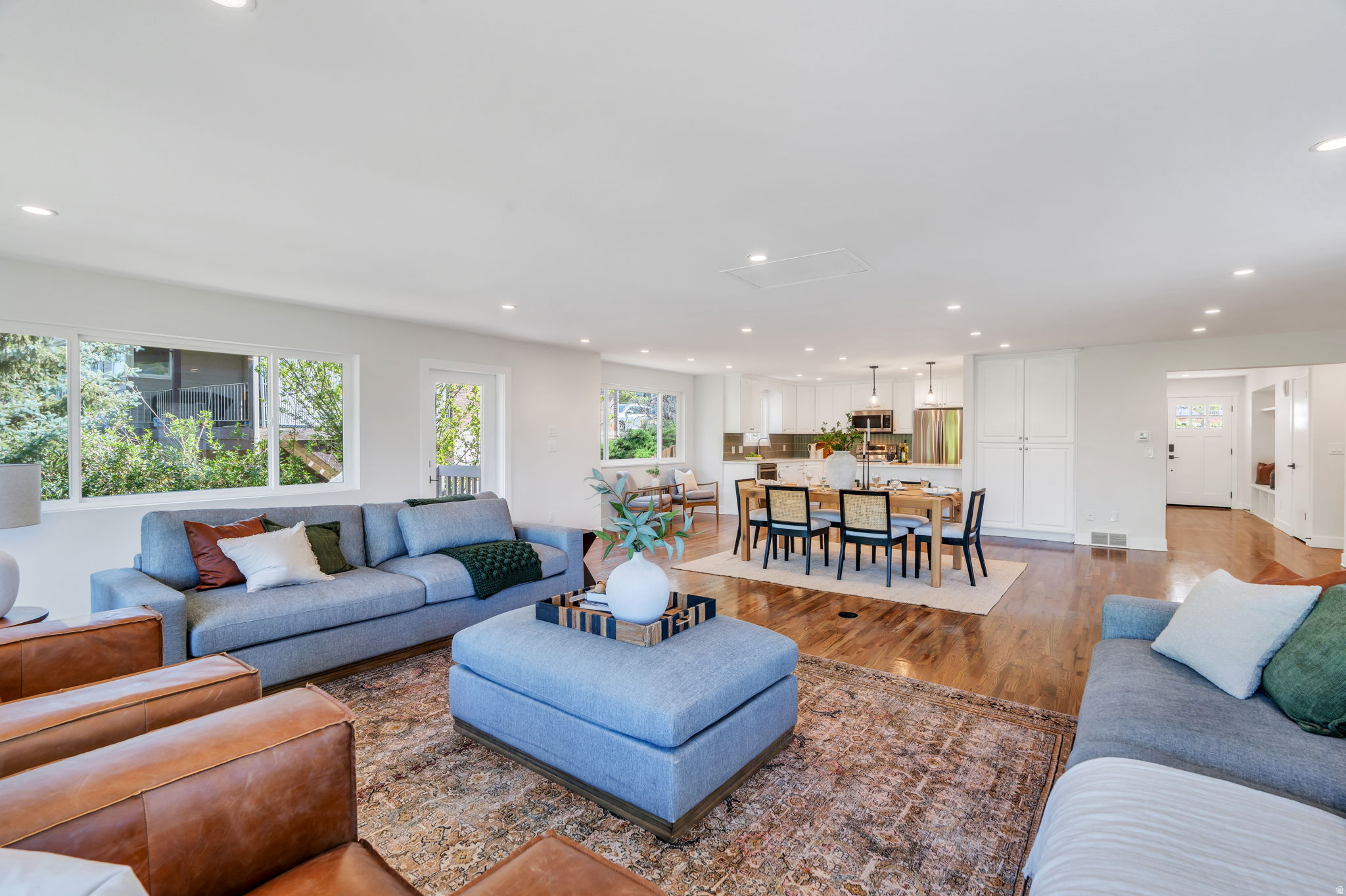 3813 N FOOTHILL DR
