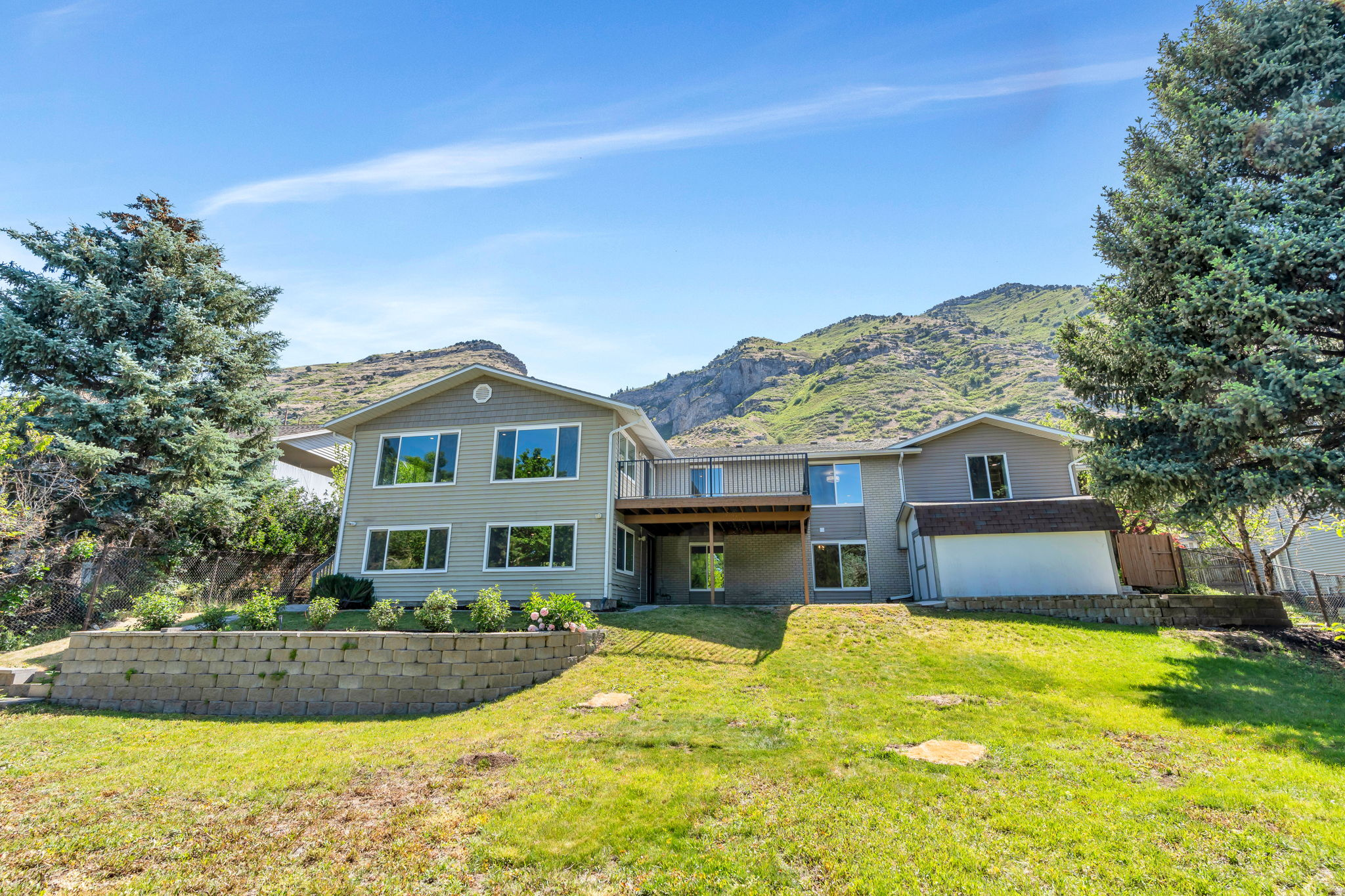 3813 N FOOTHILL DR
