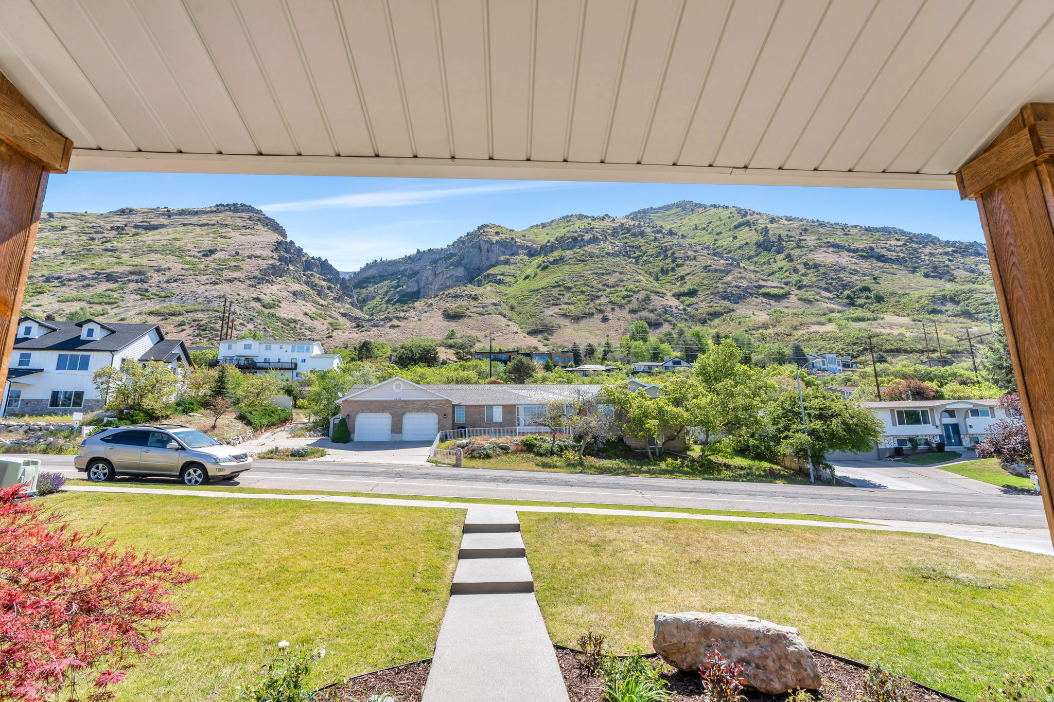 3813 N FOOTHILL DR