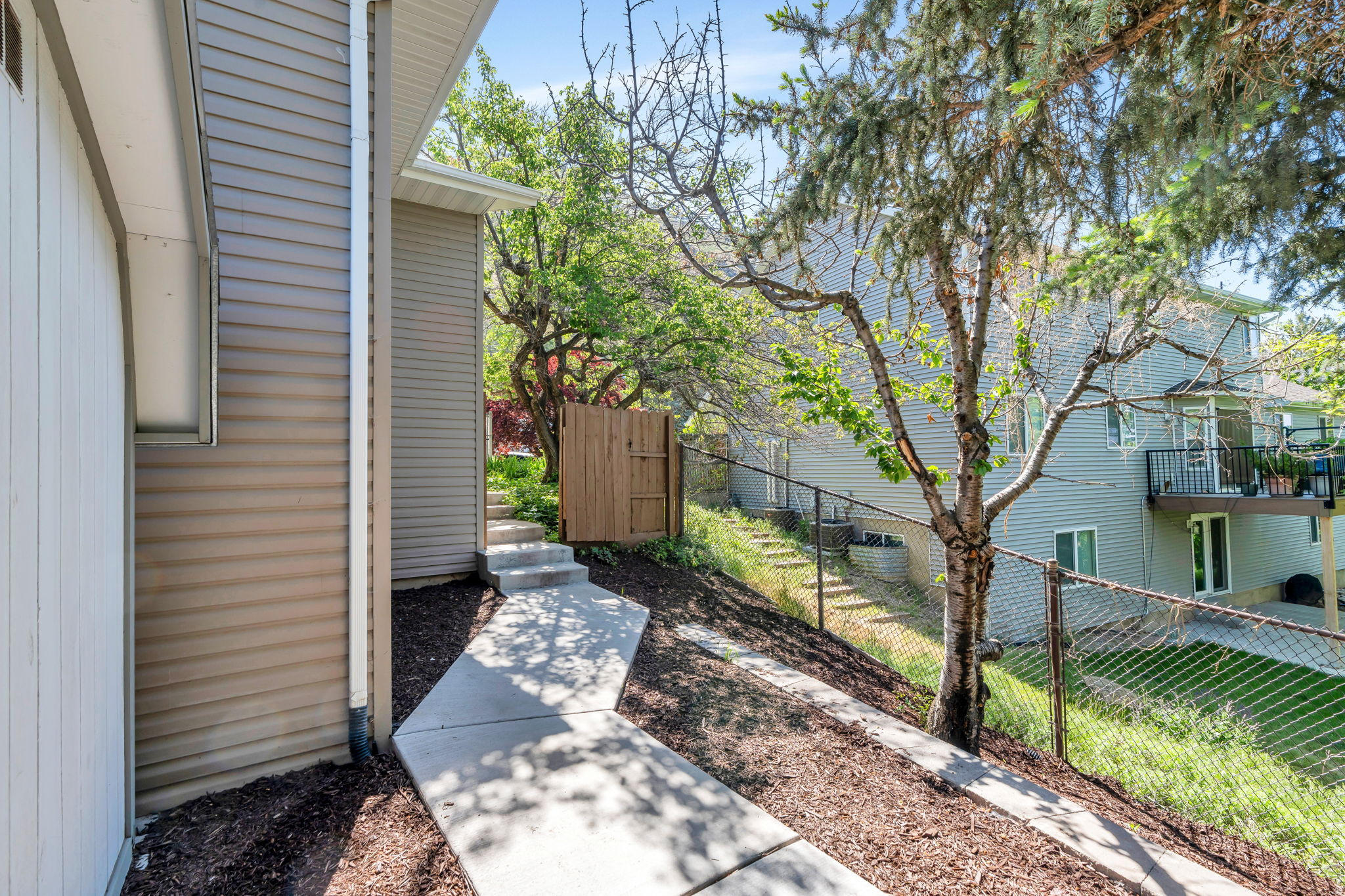 3813 N FOOTHILL DR