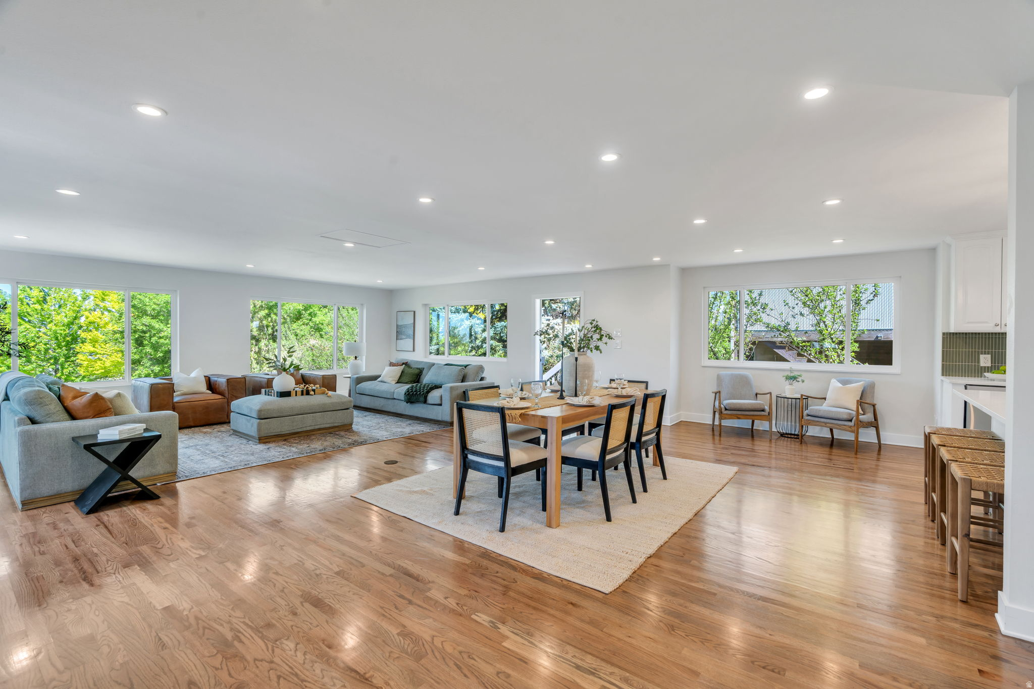 3813 N FOOTHILL DR