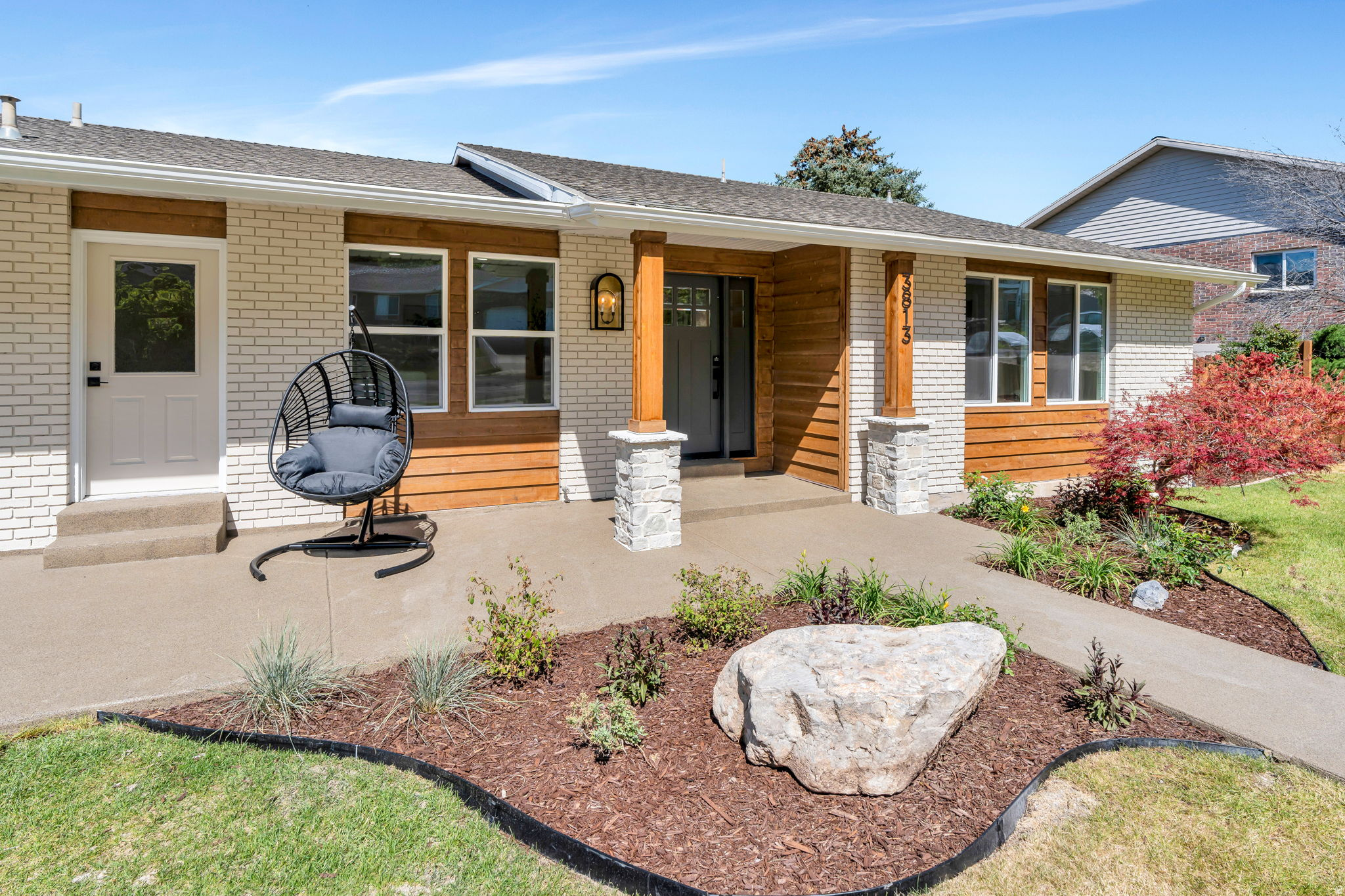 3813 N FOOTHILL DR