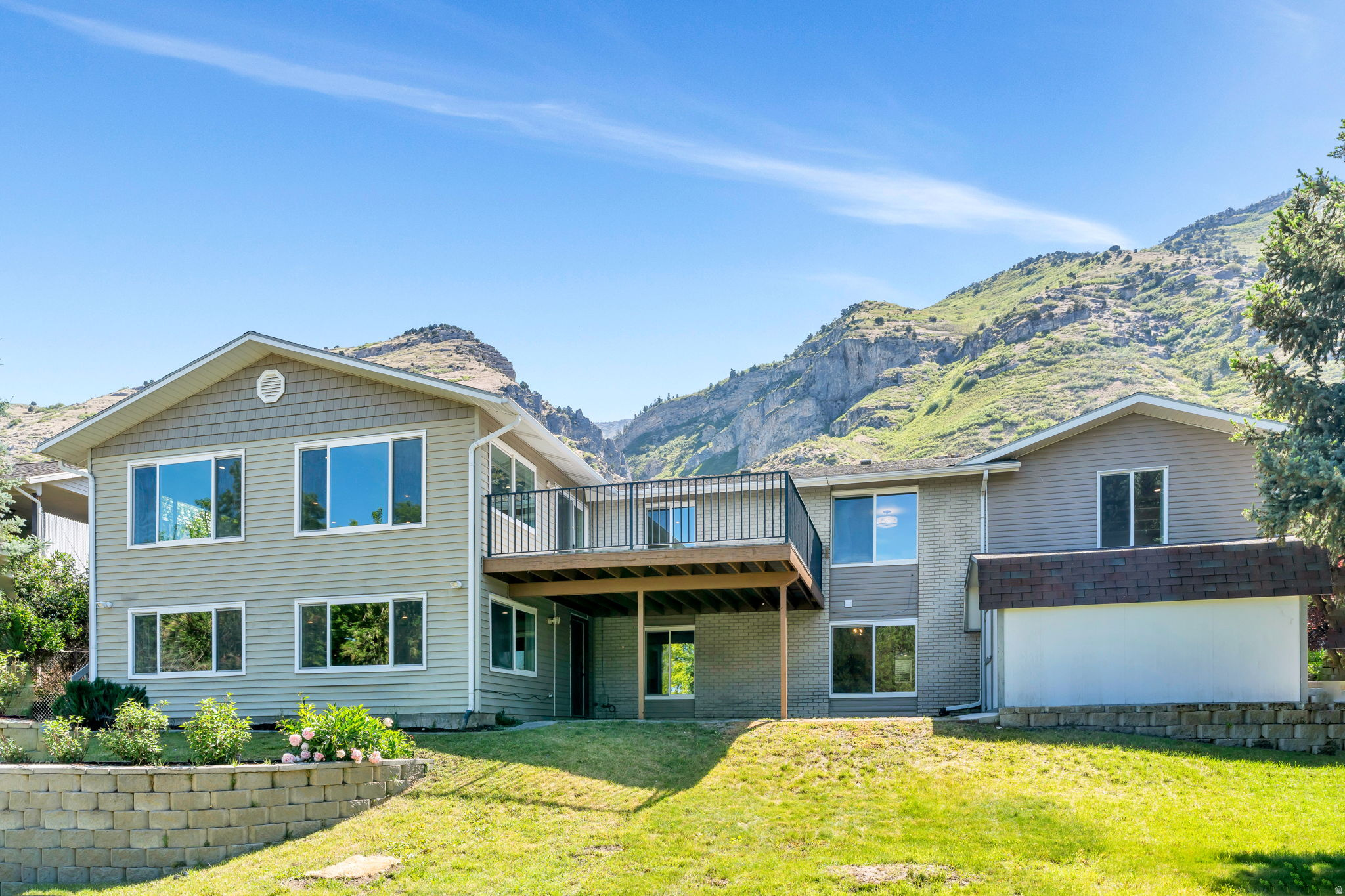 3813 N FOOTHILL DR