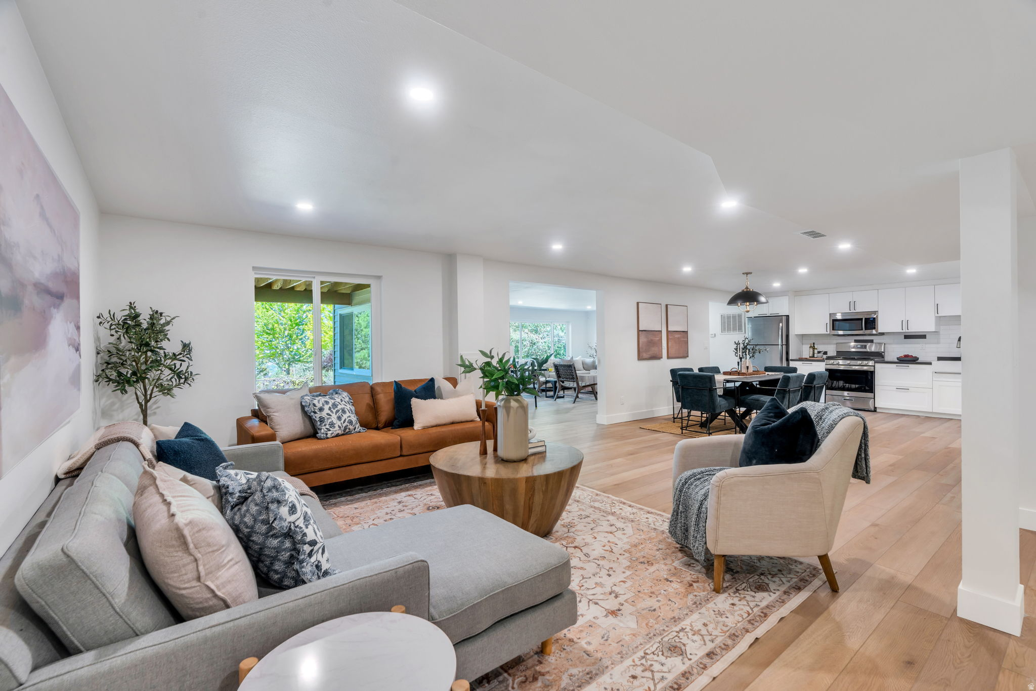 3813 N FOOTHILL DR