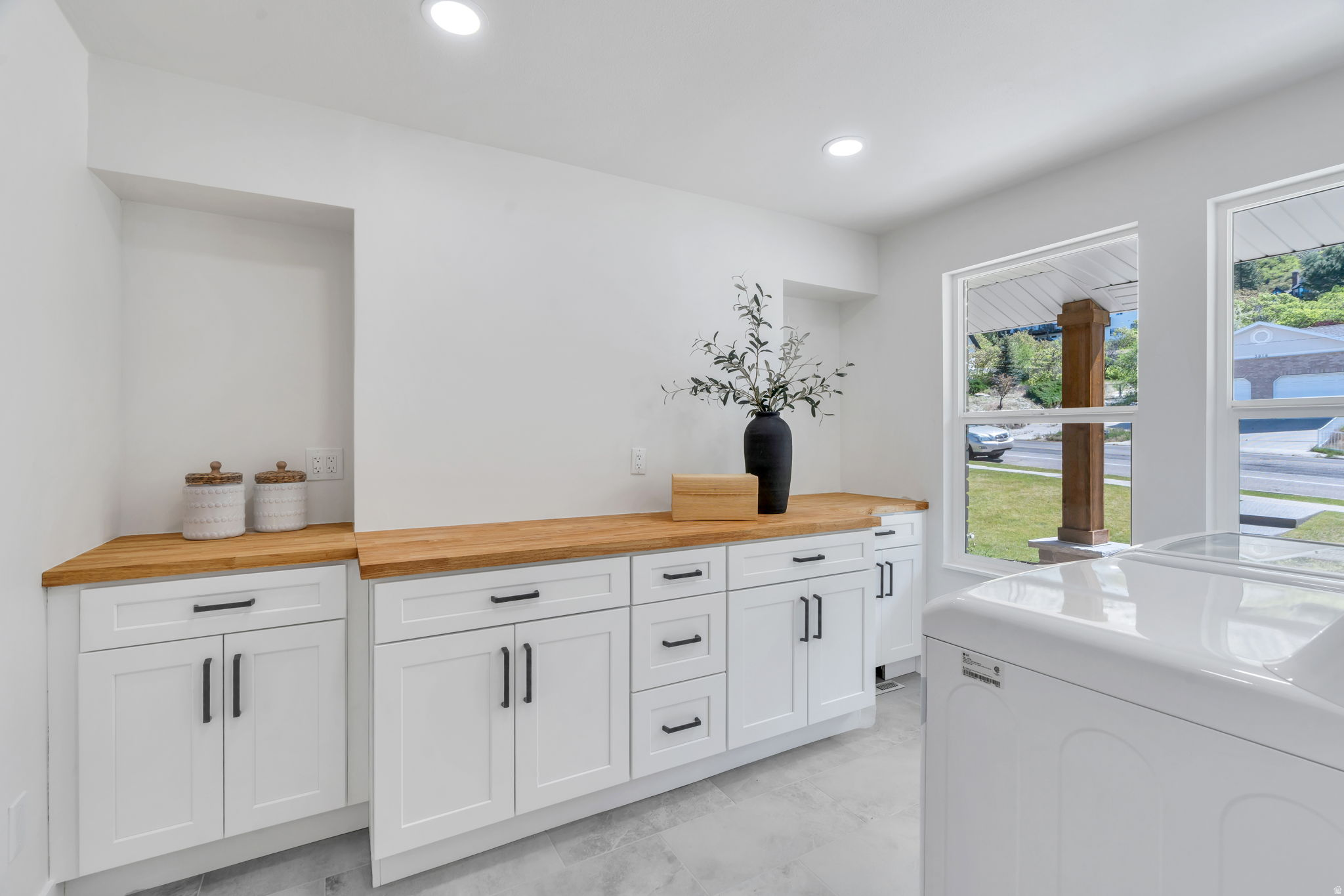 3813 N FOOTHILL DR
