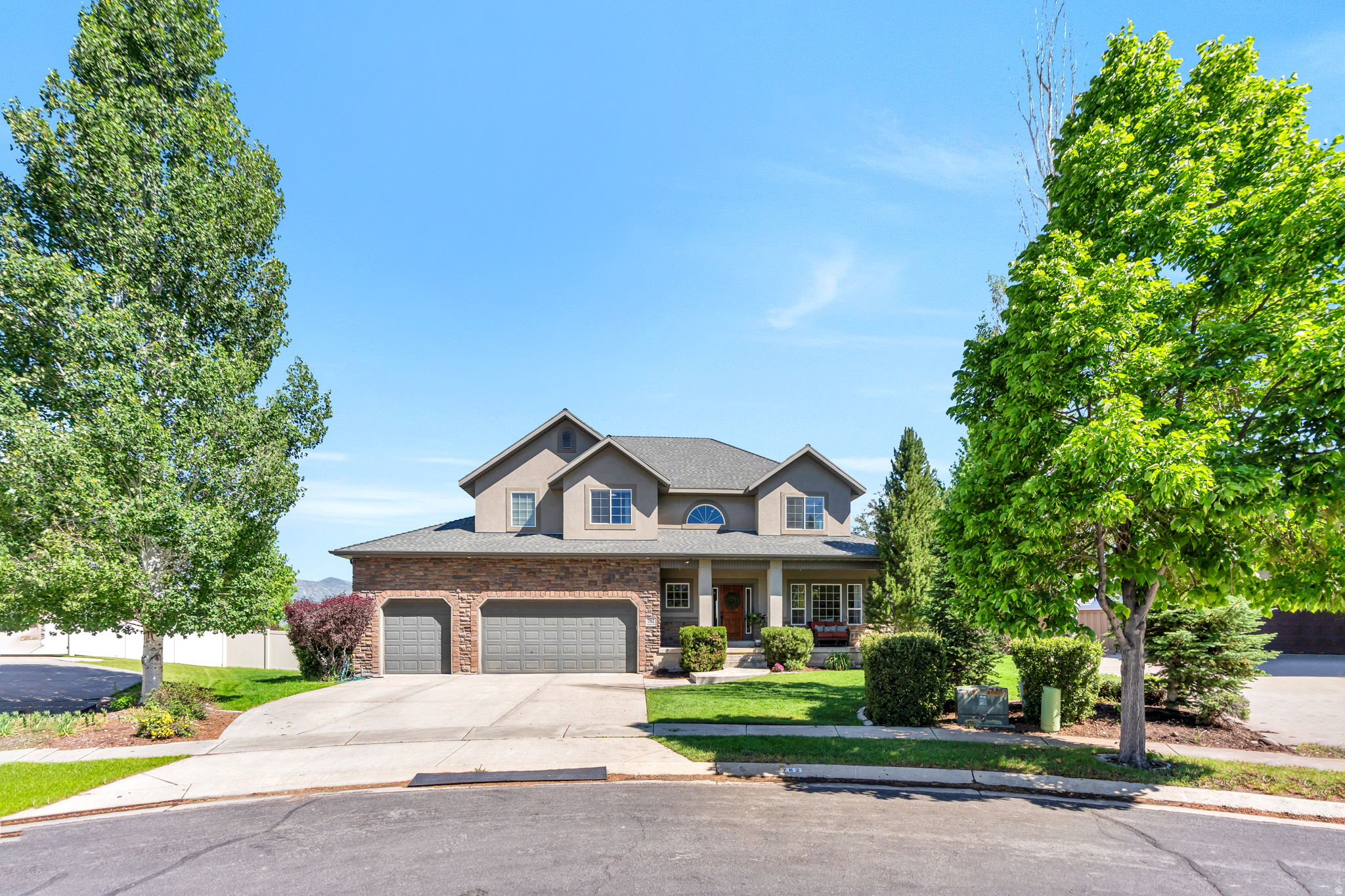 782 S SHADOW ROCK CIR