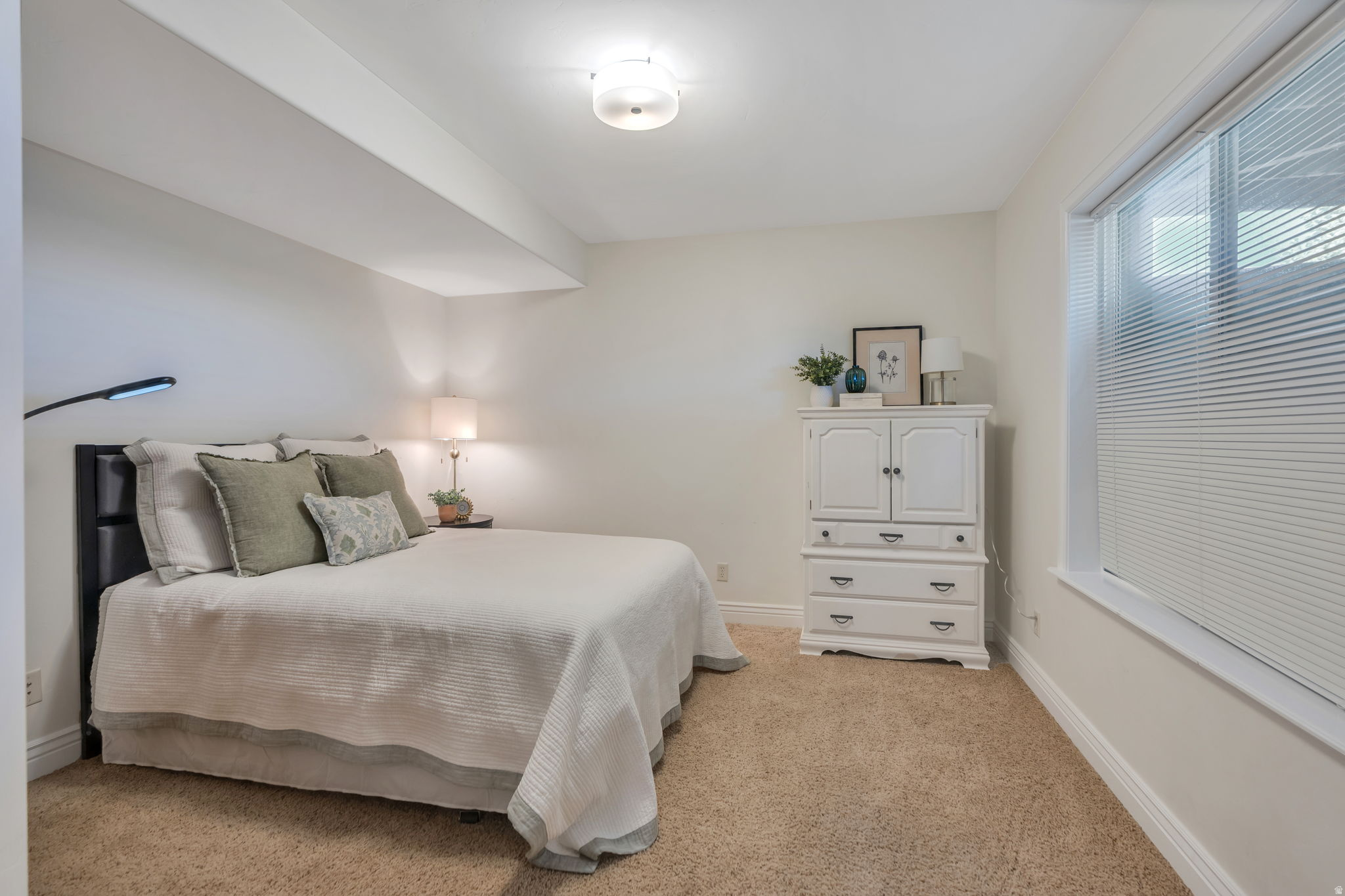 782 S SHADOW ROCK CIR