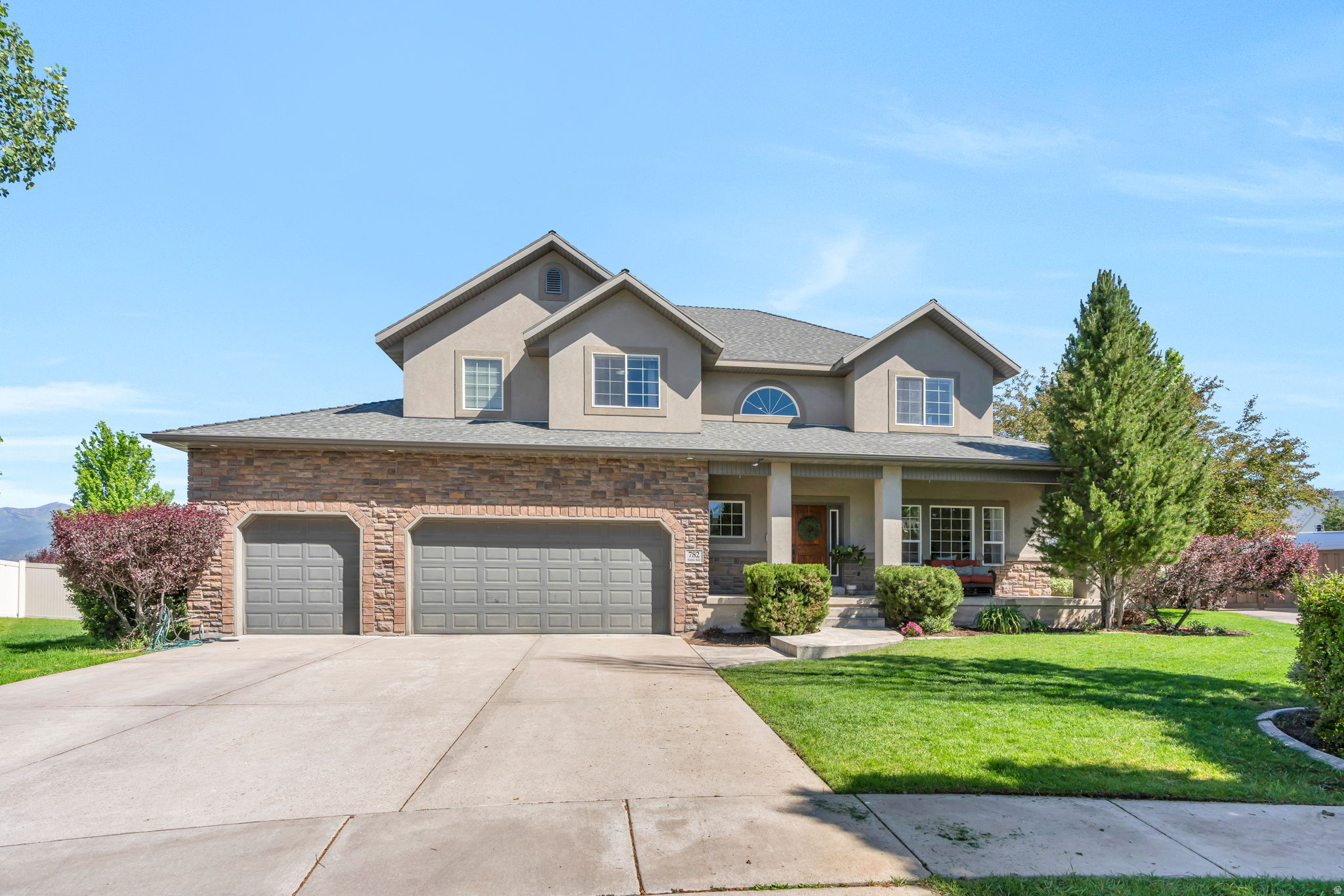 782 S SHADOW ROCK CIR