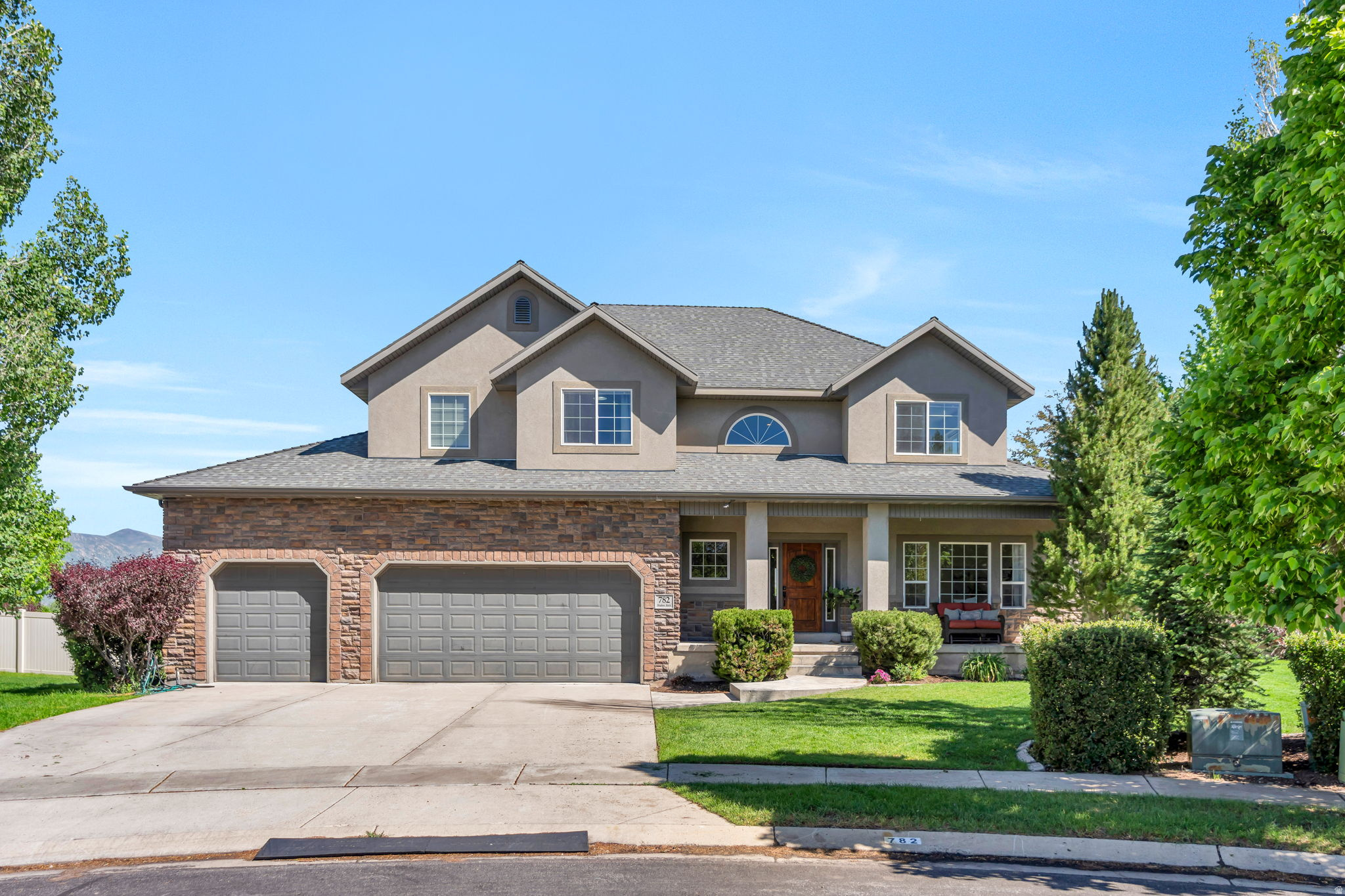 782 S SHADOW ROCK CIR