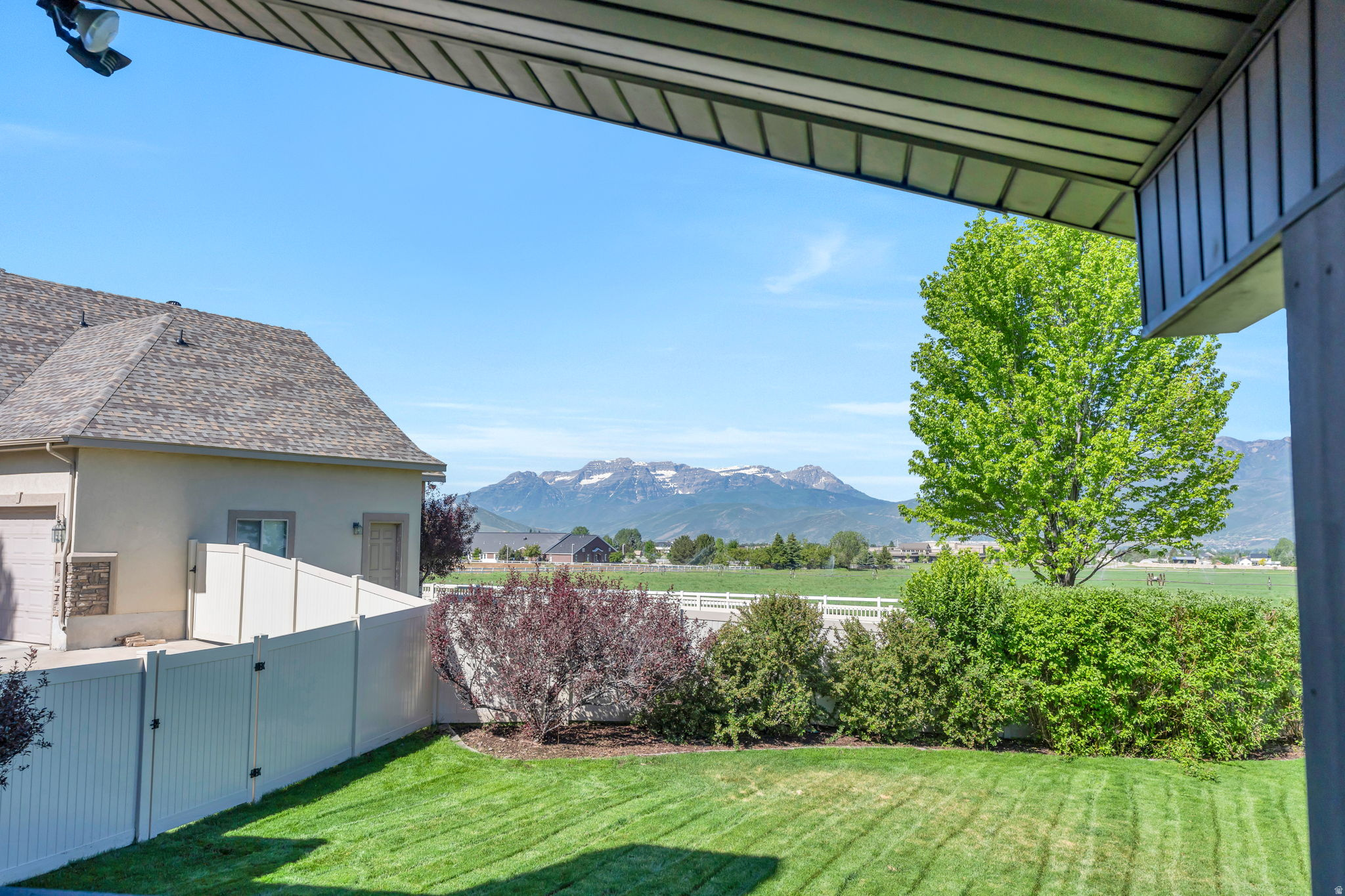 782 S SHADOW ROCK CIR