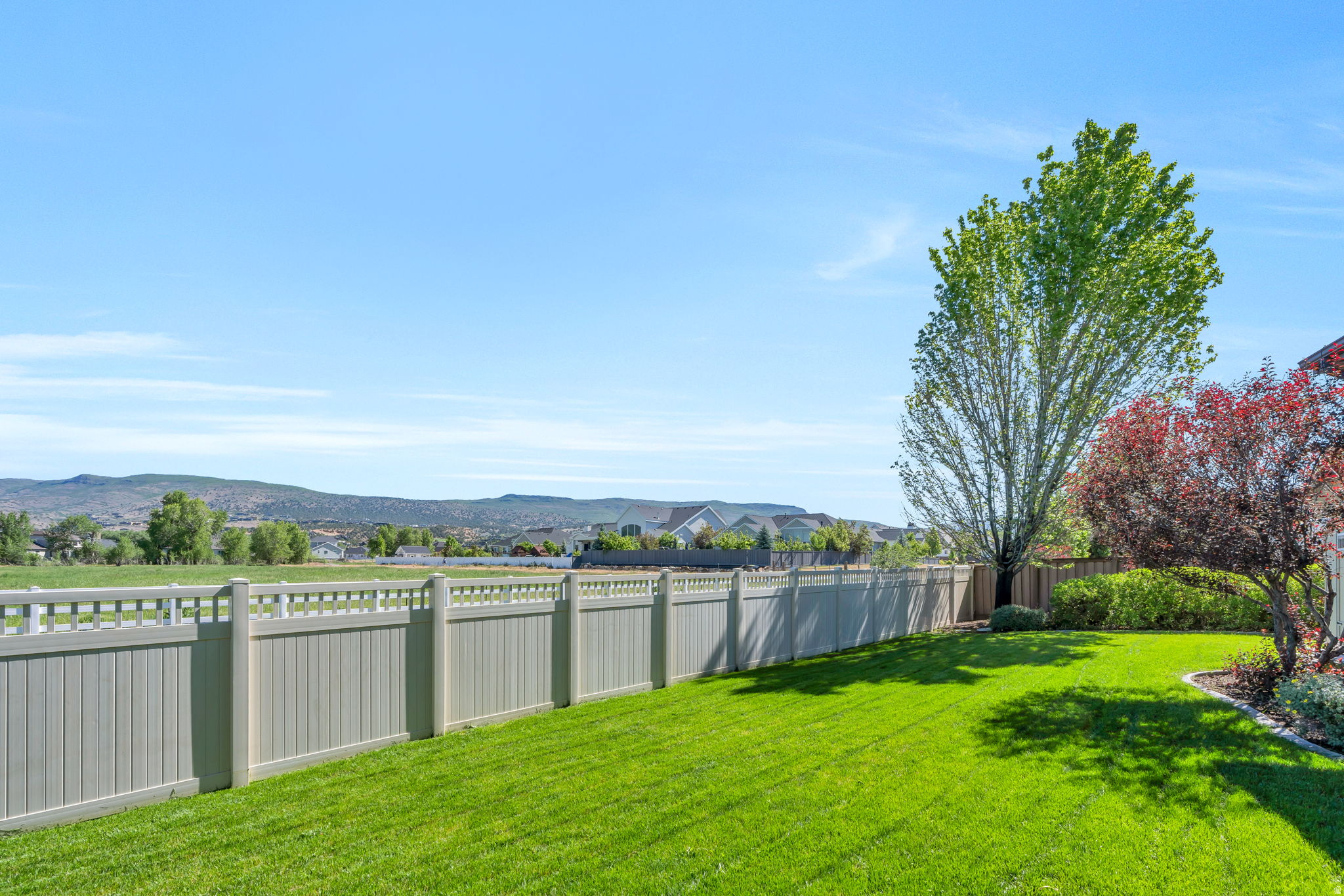 782 S SHADOW ROCK CIR