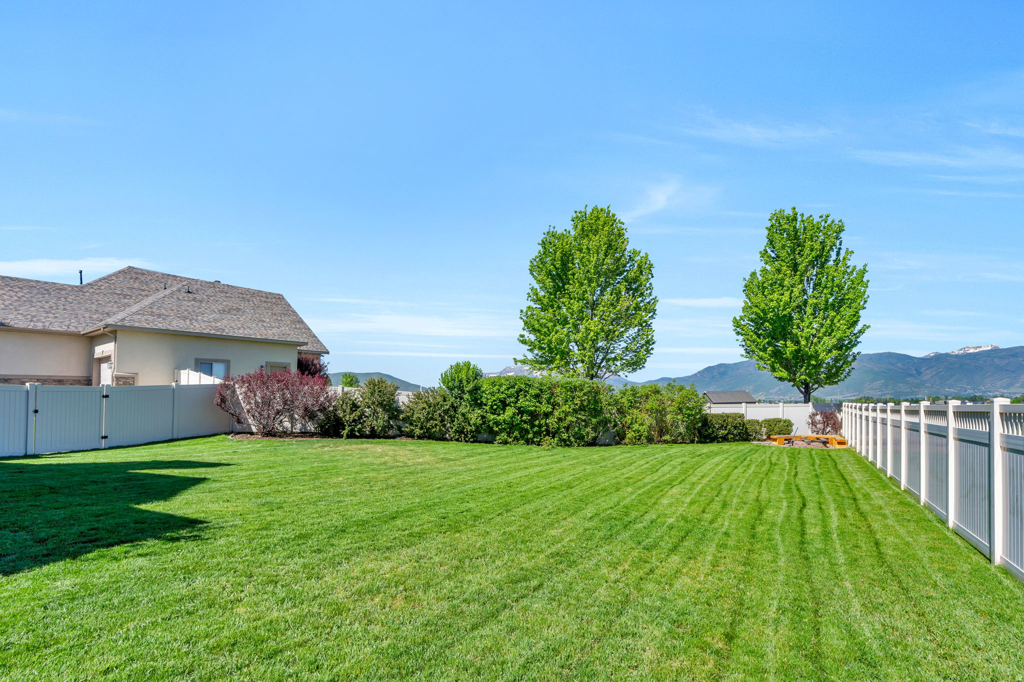 782 S SHADOW ROCK CIR