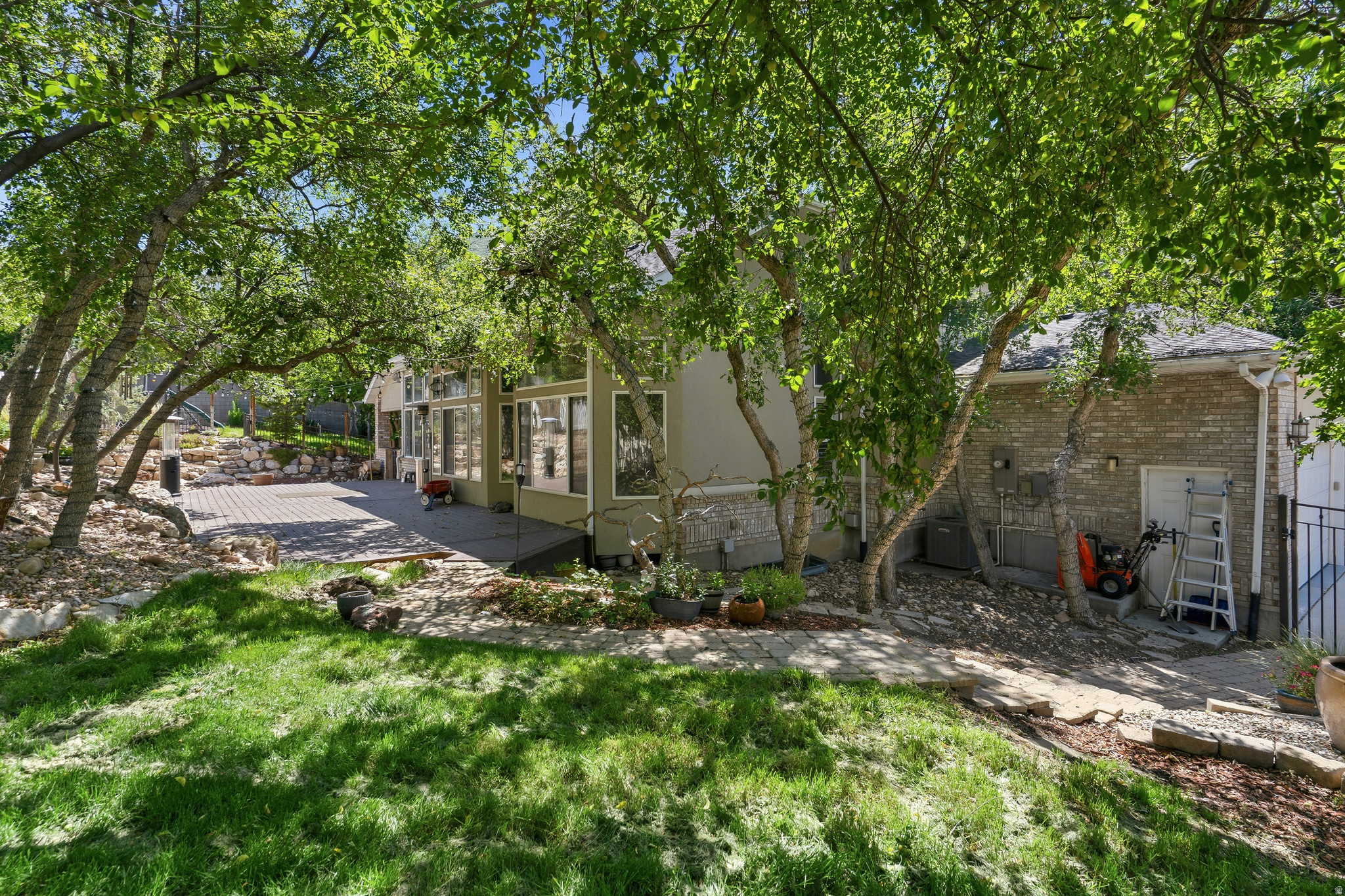 1927 E BEAR CREEK DR