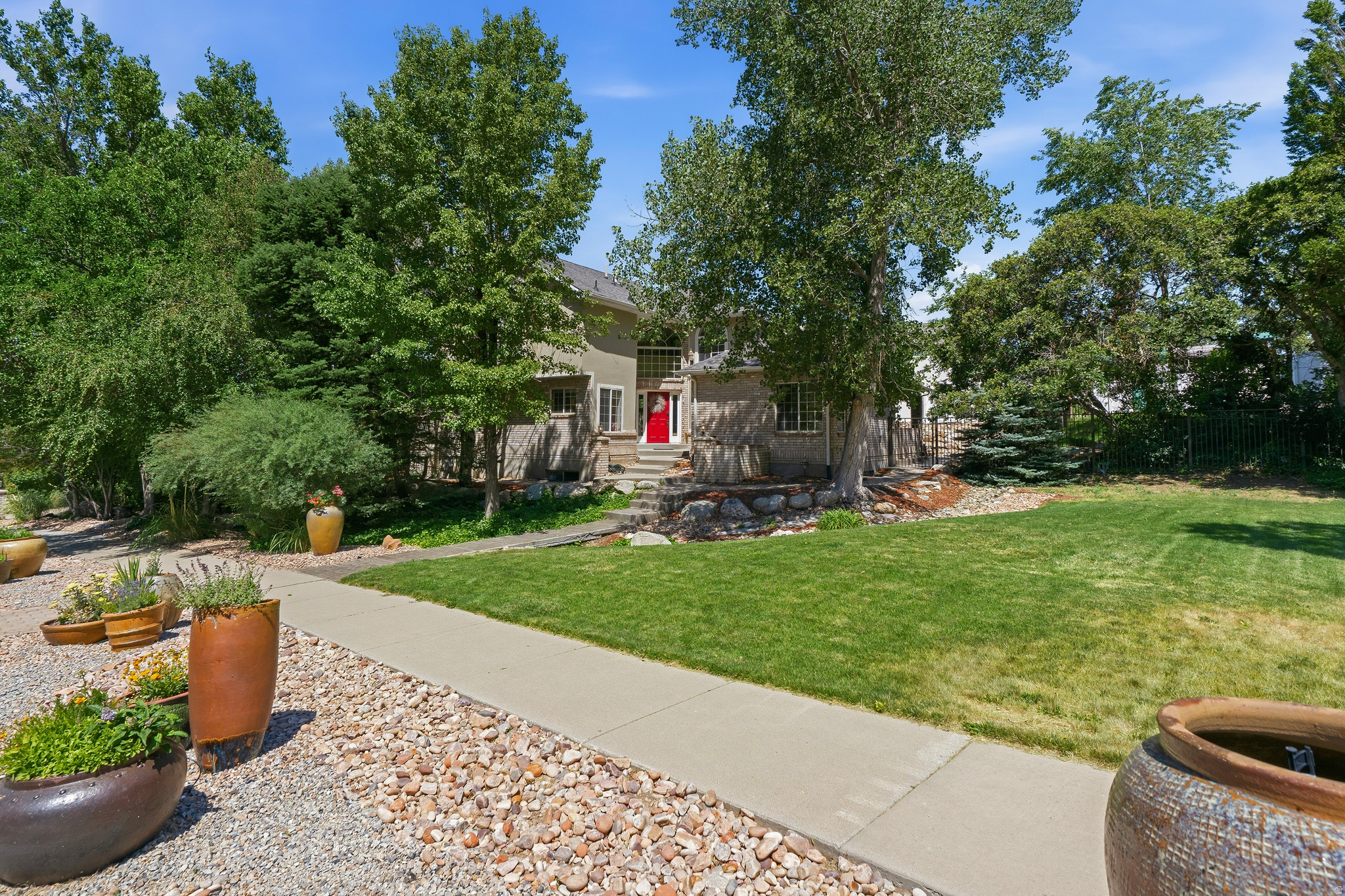 1927 E BEAR CREEK DR