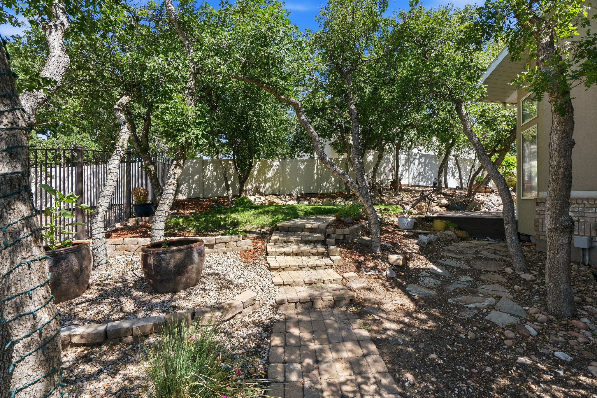 1927 E BEAR CREEK DR
