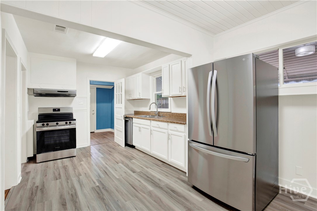 2305 E 40th