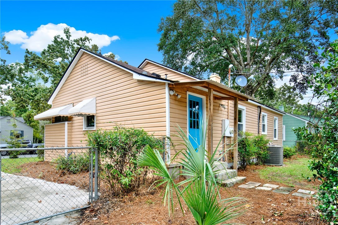 2305 E 40th