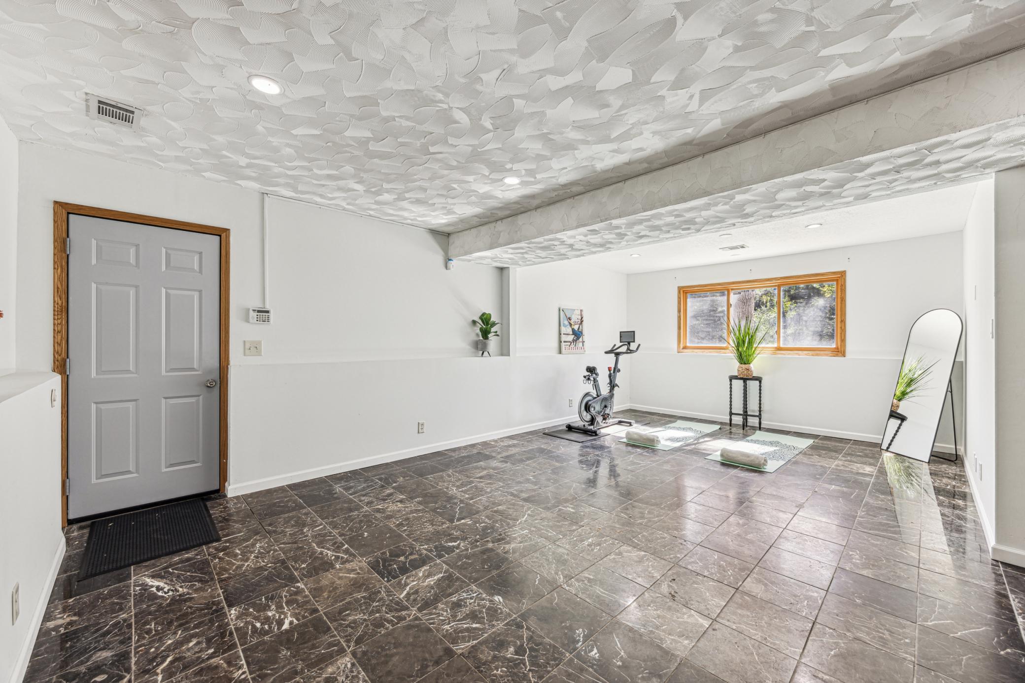 3251 Victoria Street N