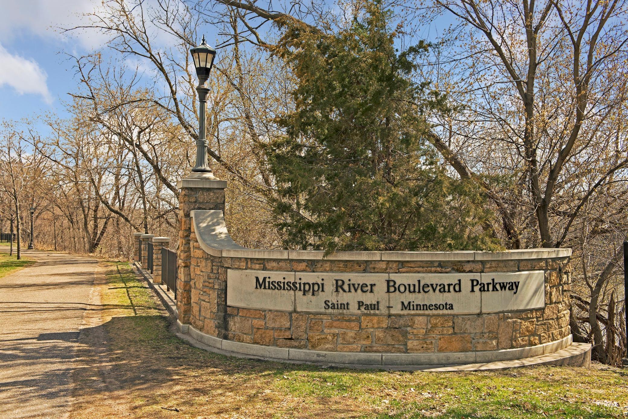 956 Mississippi River Boulevard S