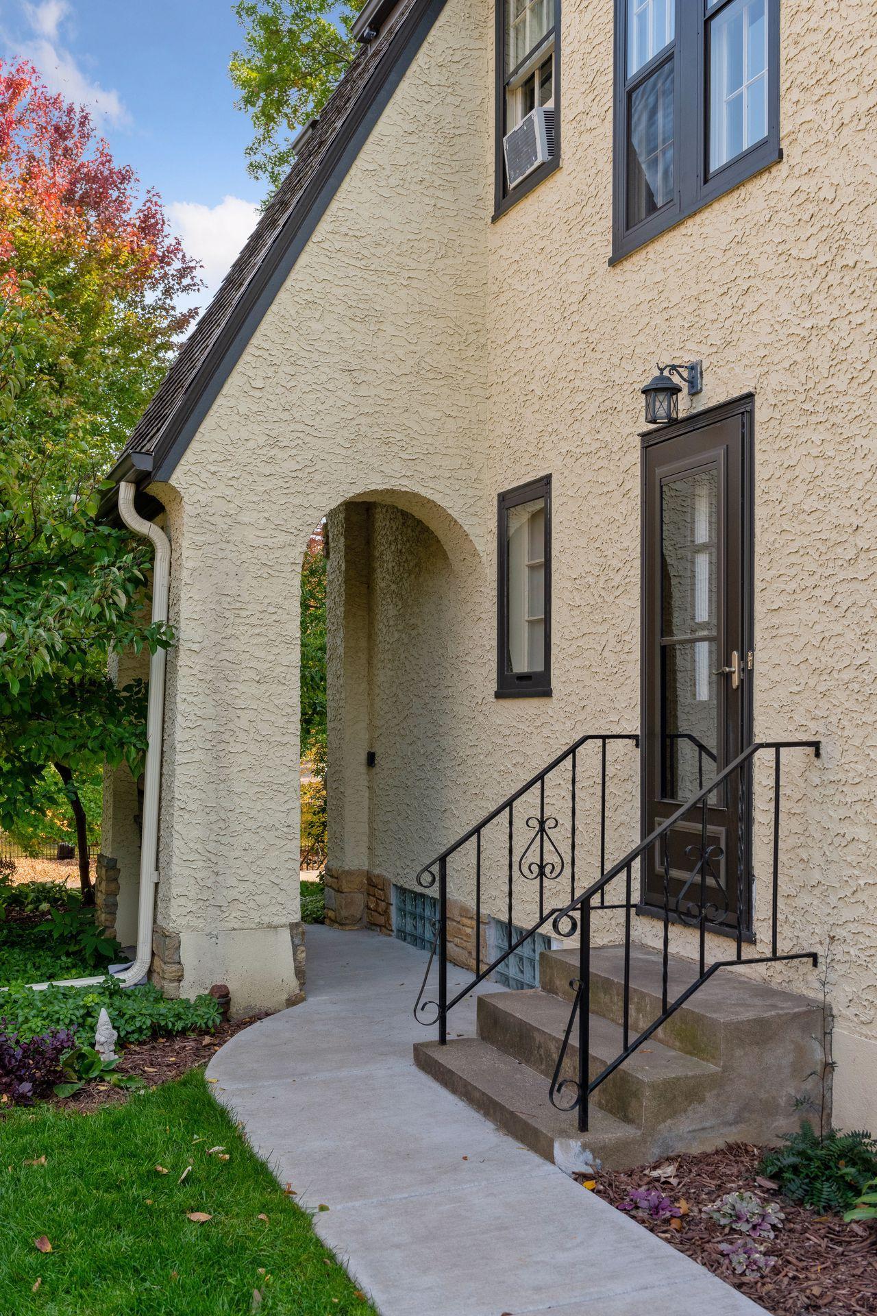 265 Mount Curve Boulevard