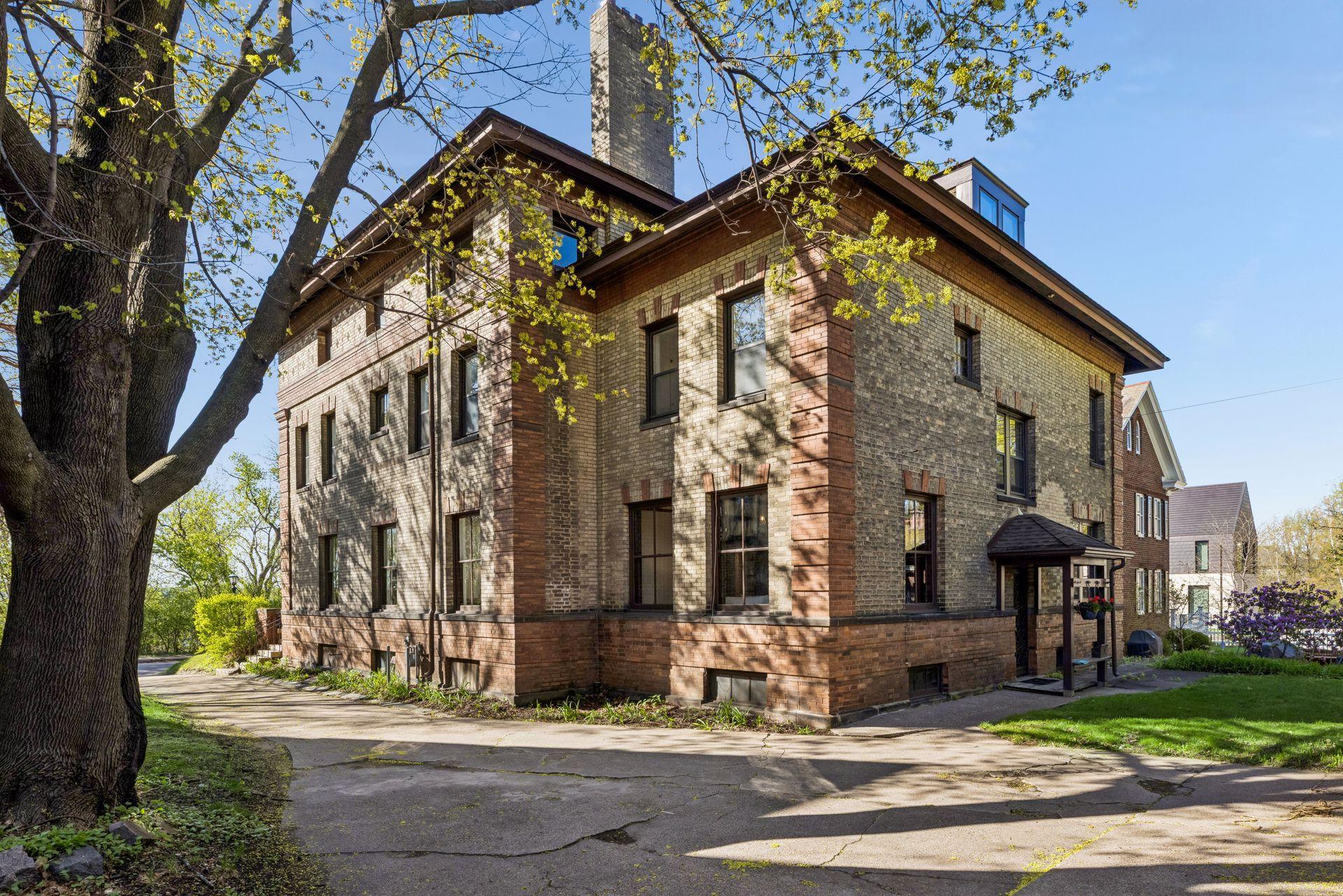 30 Crocus Place