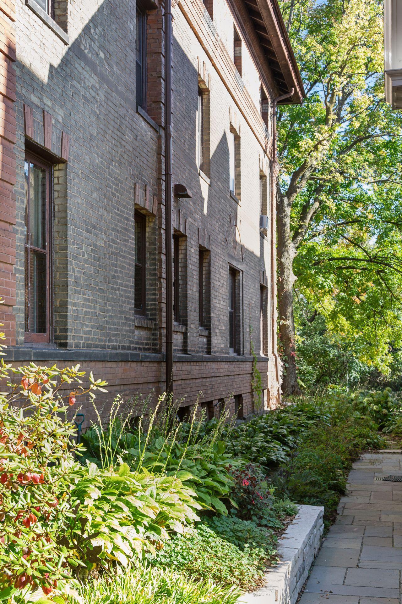 30 Crocus Place