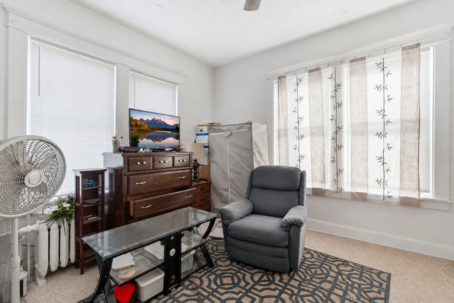860 University Avenue W