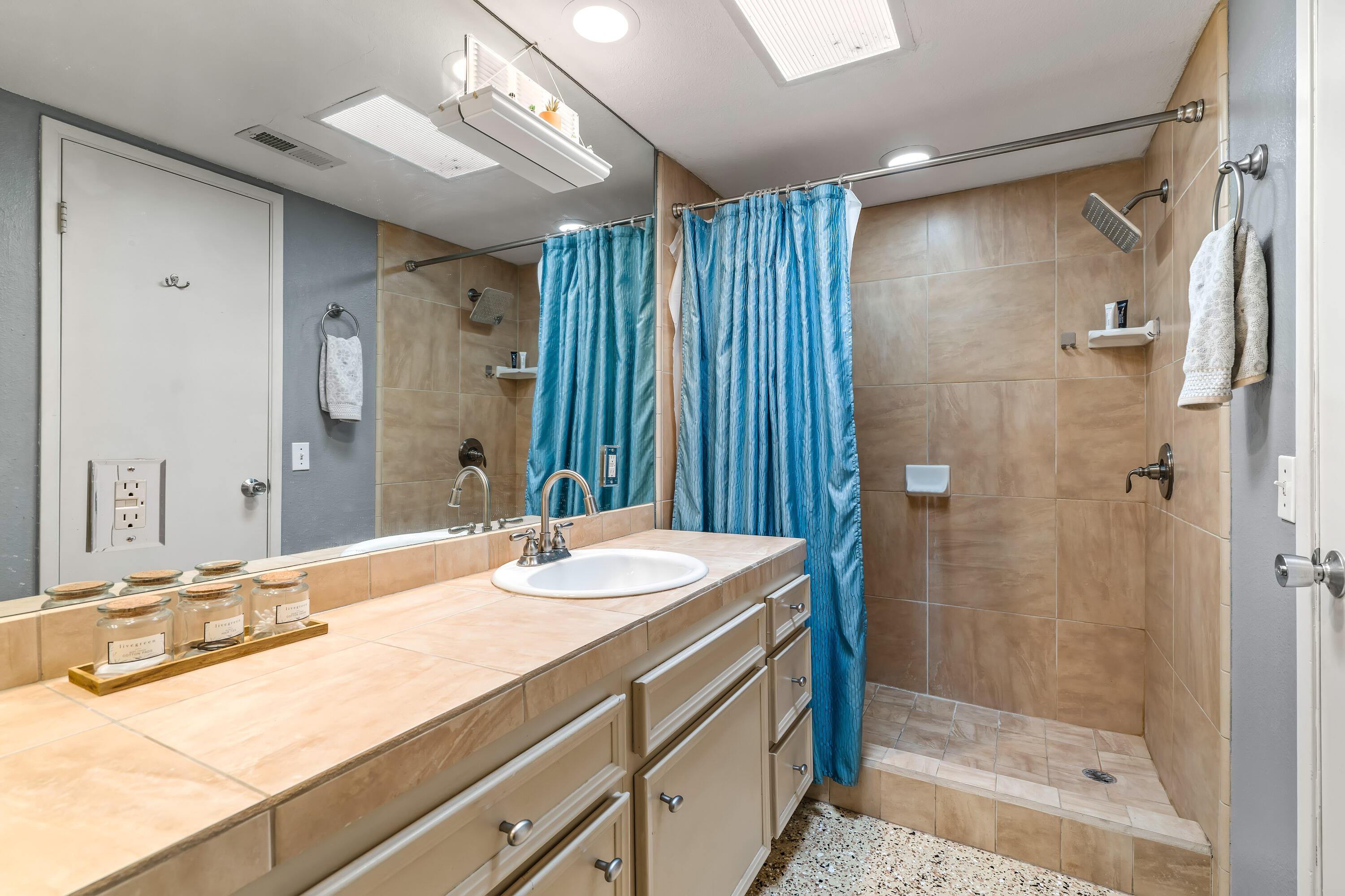 365 N Saturmino DR Unit: 15