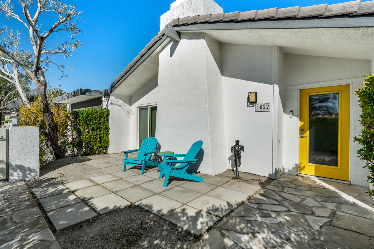 1022 E El Escudero ST