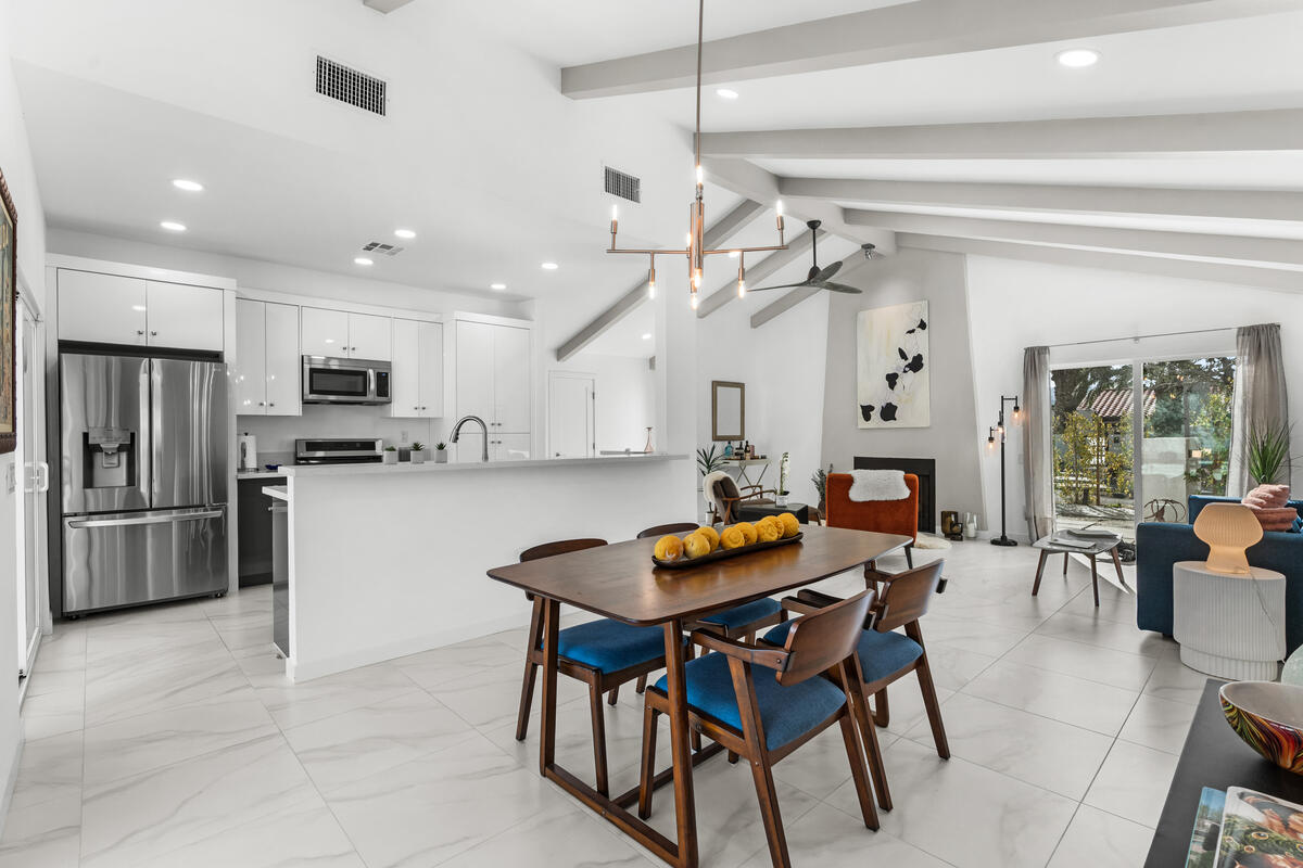 1022 E El Escudero ST