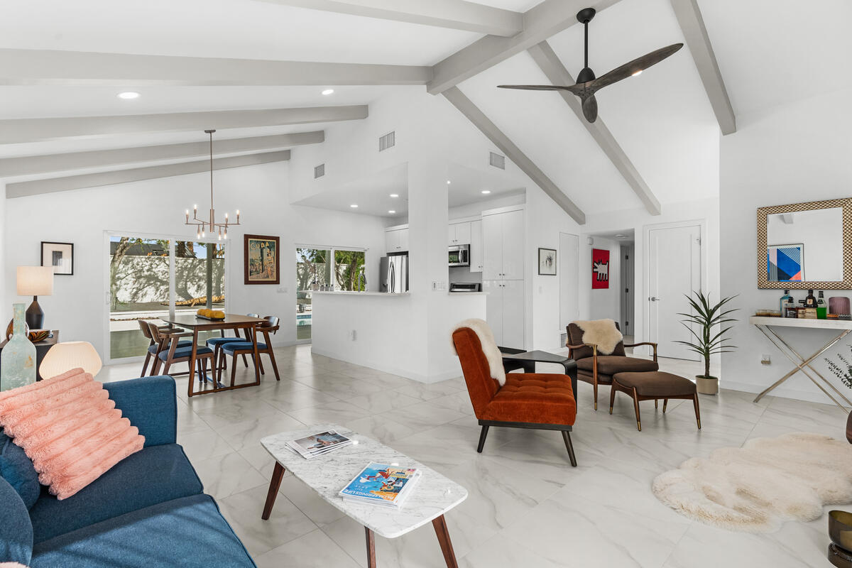 1022 E El Escudero ST