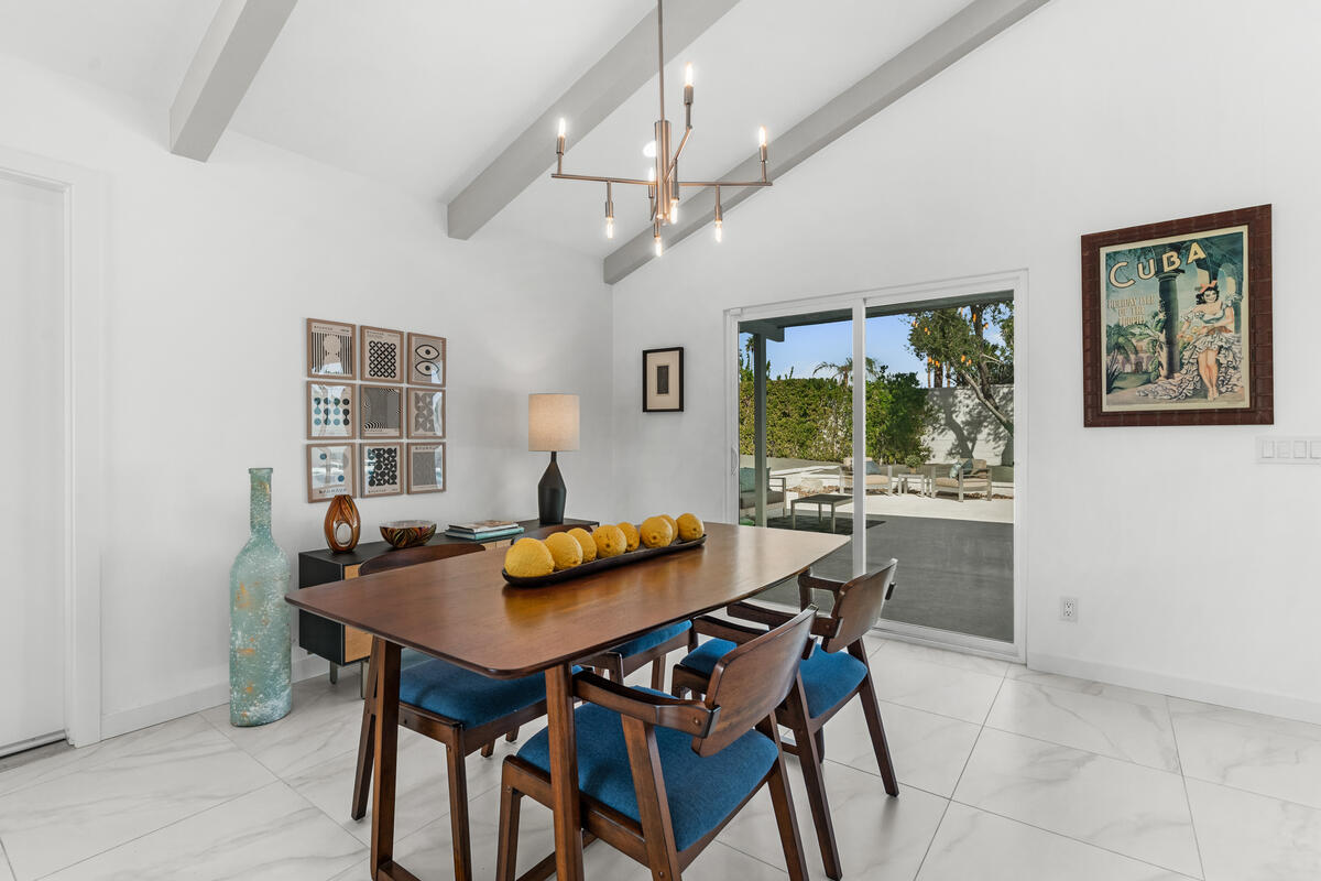 1022 E El Escudero ST