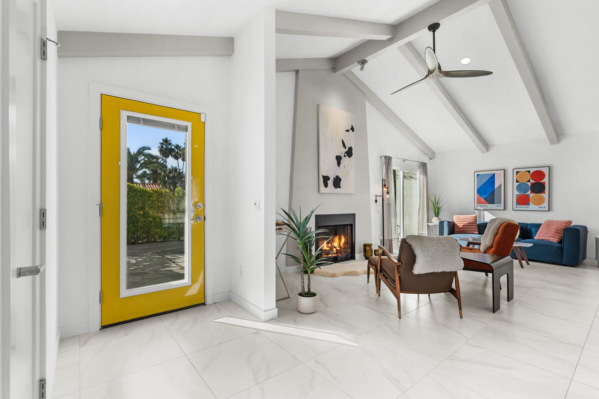 1022 E El Escudero ST