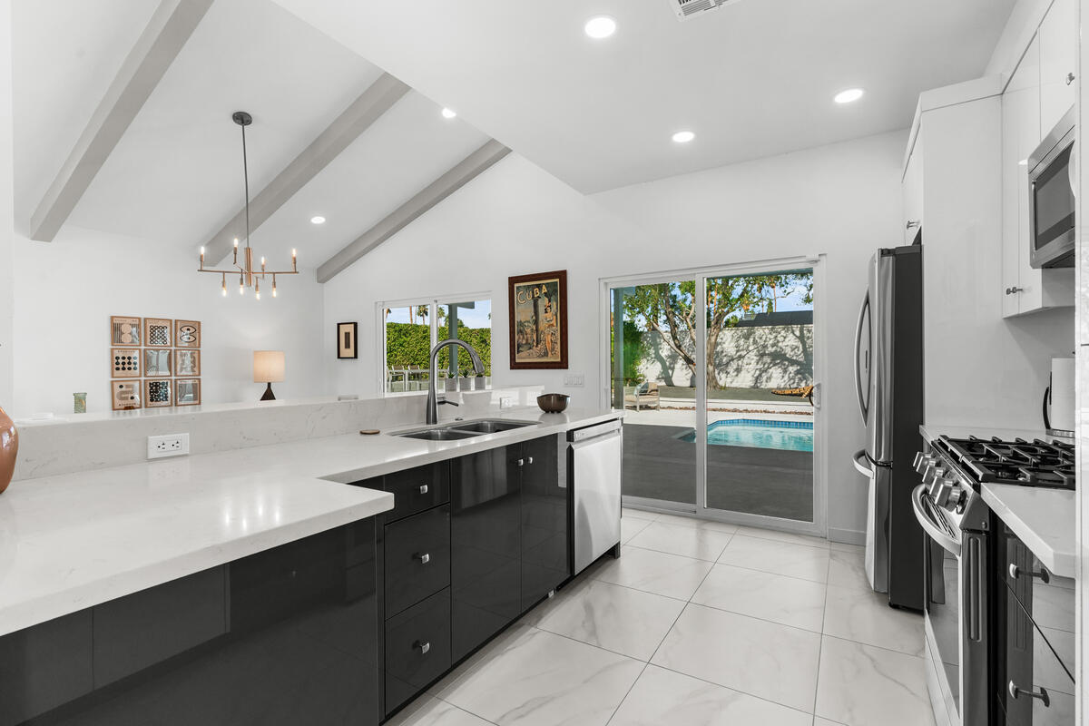 1022 E El Escudero ST