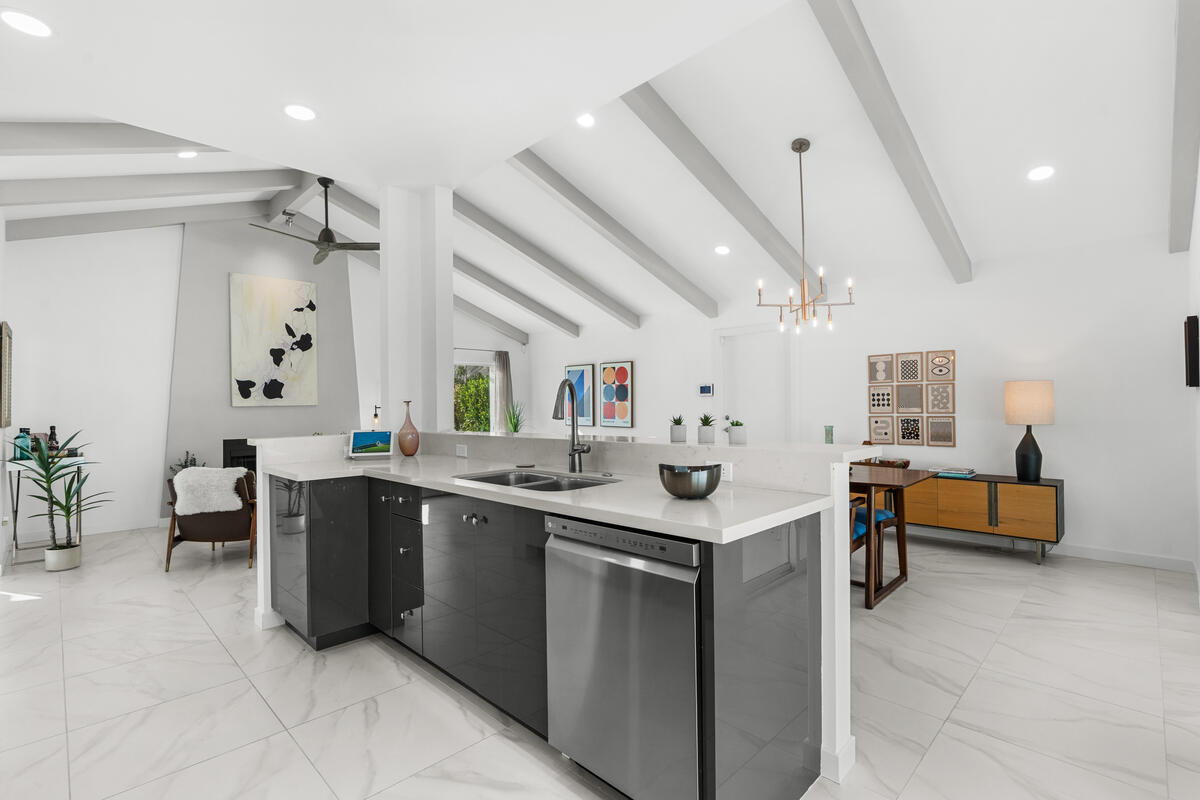 1022 E El Escudero ST