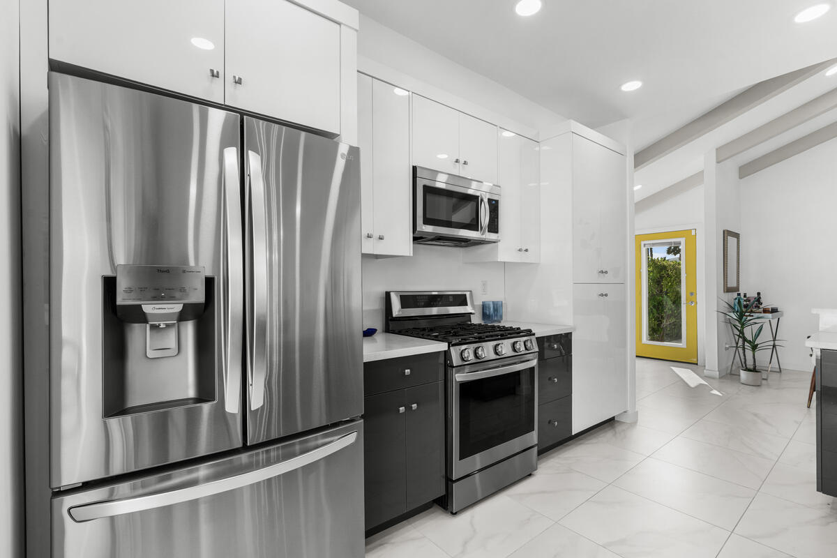 1022 E El Escudero ST