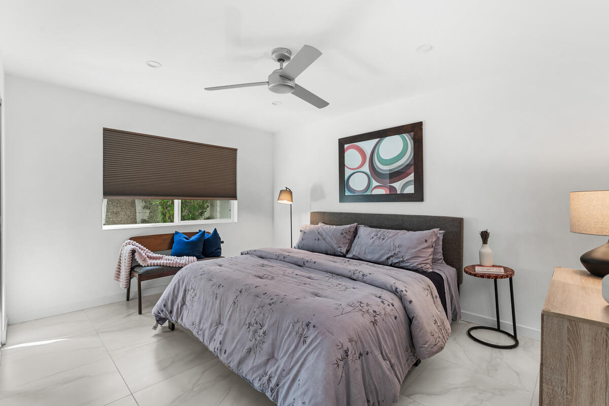 1022 E El Escudero ST