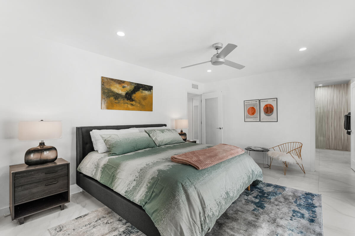 1022 E El Escudero ST