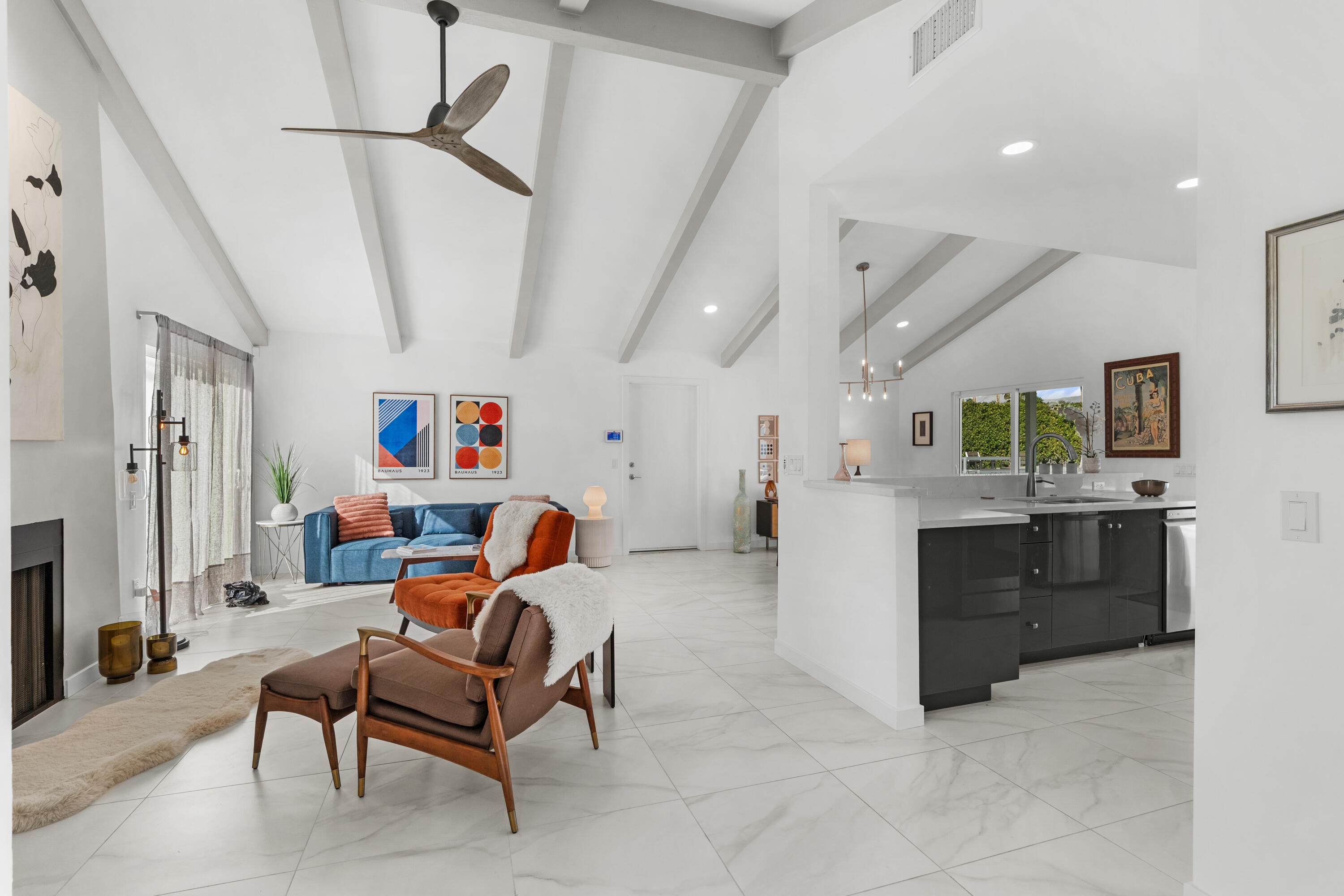 1022 E El Escudero ST